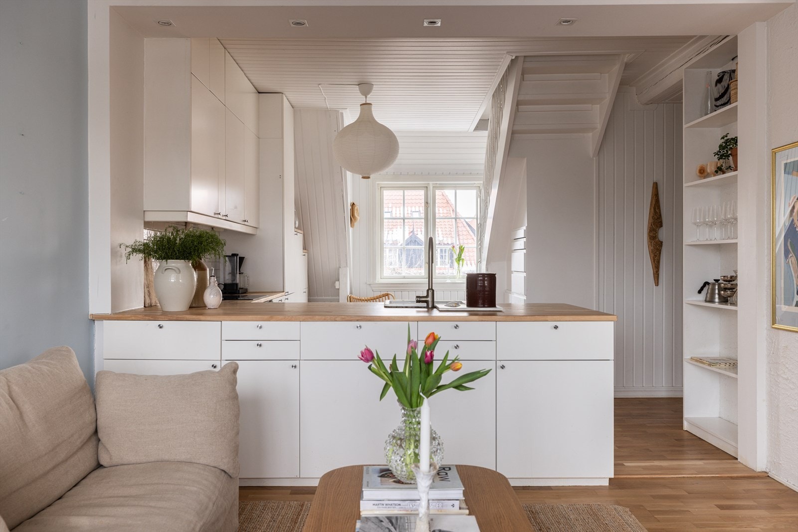 Kjøkkenet har en fin og tidløs kjøkkeninnredning fra Ikea. Galleribilde