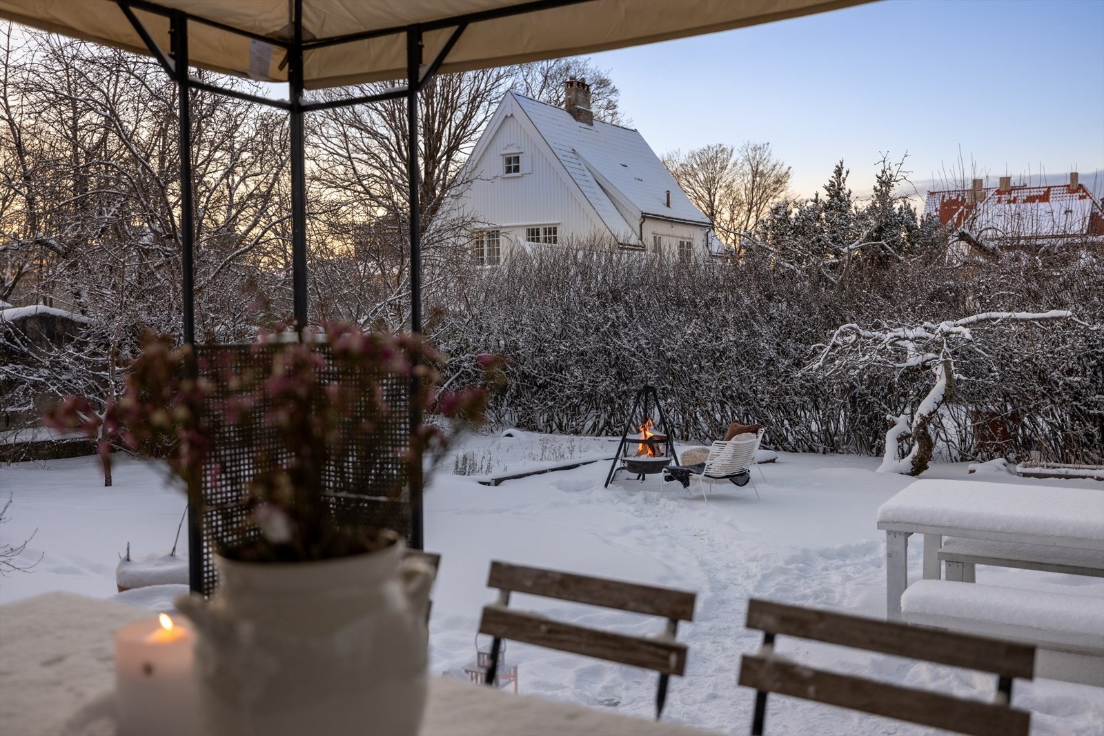Selger opplyser om gode solforhold fra morgen til kveld om sommeren. Galleribilde