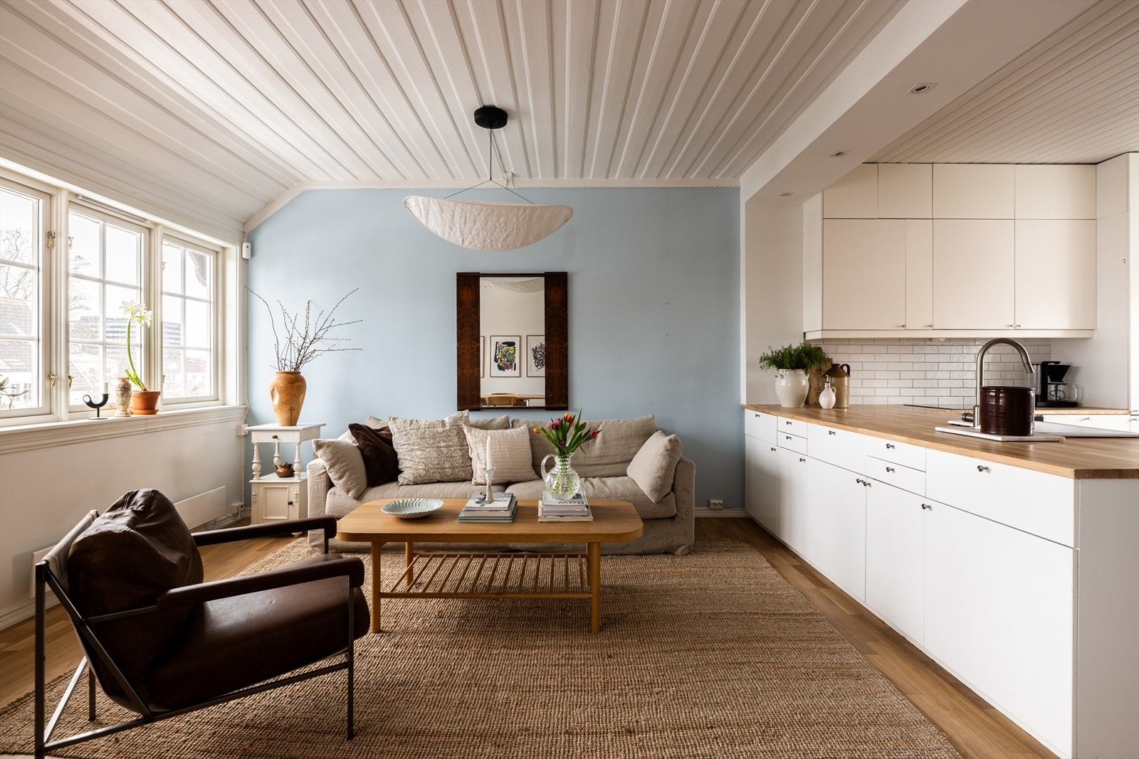 Gjennomgående lys og god takhøyde gir en ekstra luftig opplevelse. Galleribilde