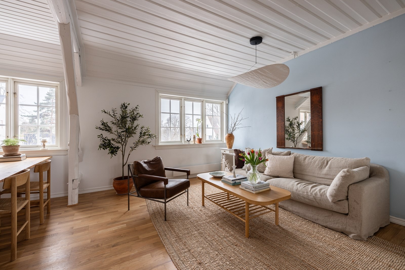 Innvendig oppleves leiligheten lys og luftig med store vindusflater som slipper inn rikelig med dagslys. Galleribilde