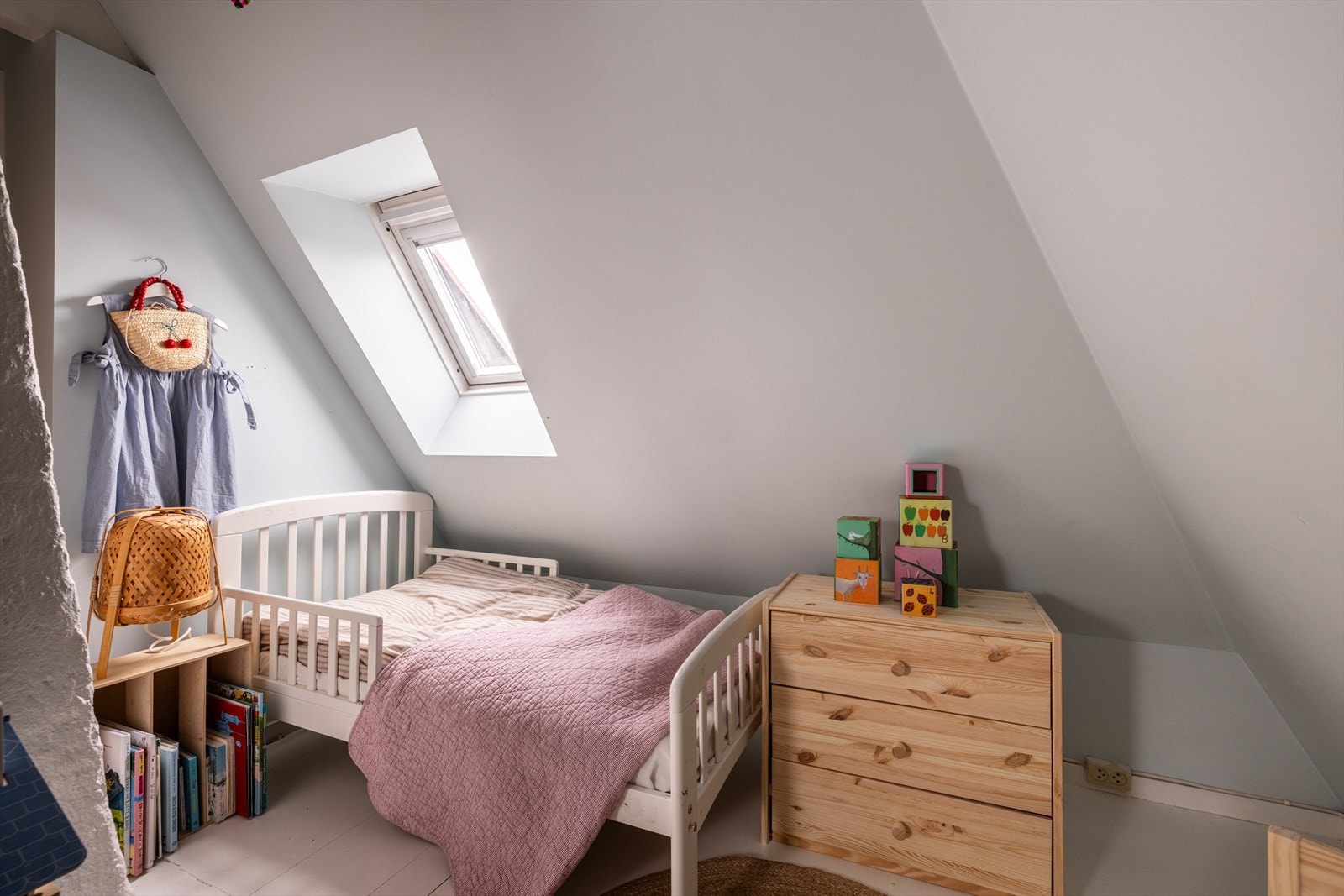 Loftstuen fungerer ypperlig som barnerom, gjesterom, kontor eller det man måtte ha behov for. Galleribilde