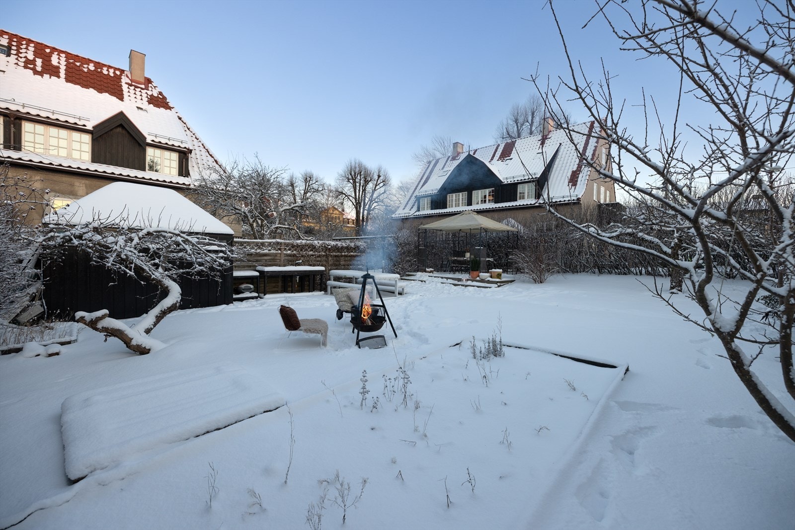 Her er det god plass til flere hyggelige oppholdssoner, diverse utemøblement, grill og det man måtte ønske. I tillegg er det romslig utebod med plass til diverse oppbevaring. Galleribilde