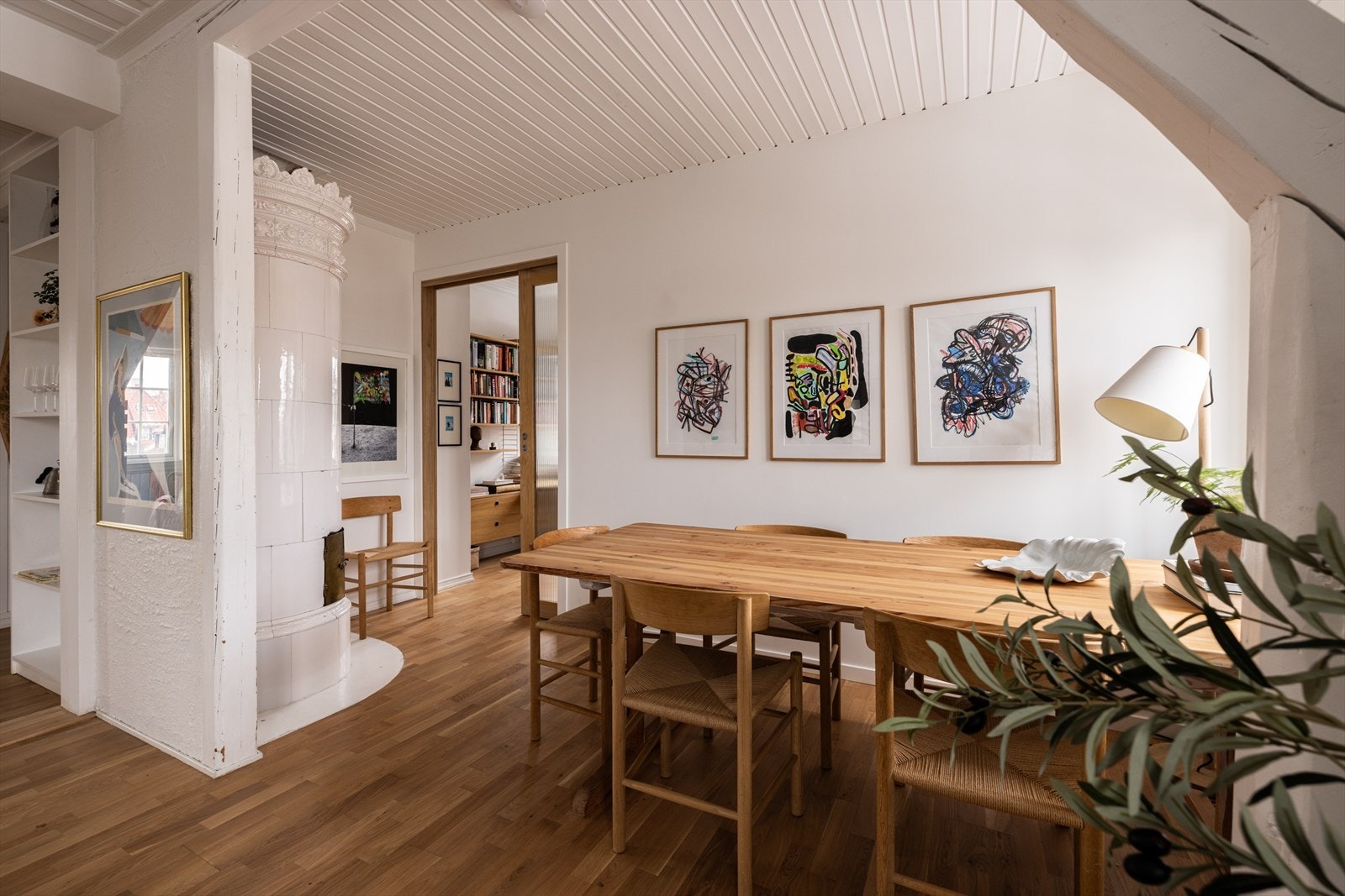 Det er etablert en lettvegg i stuen som gir et ekstra bruksrom. Galleribilde