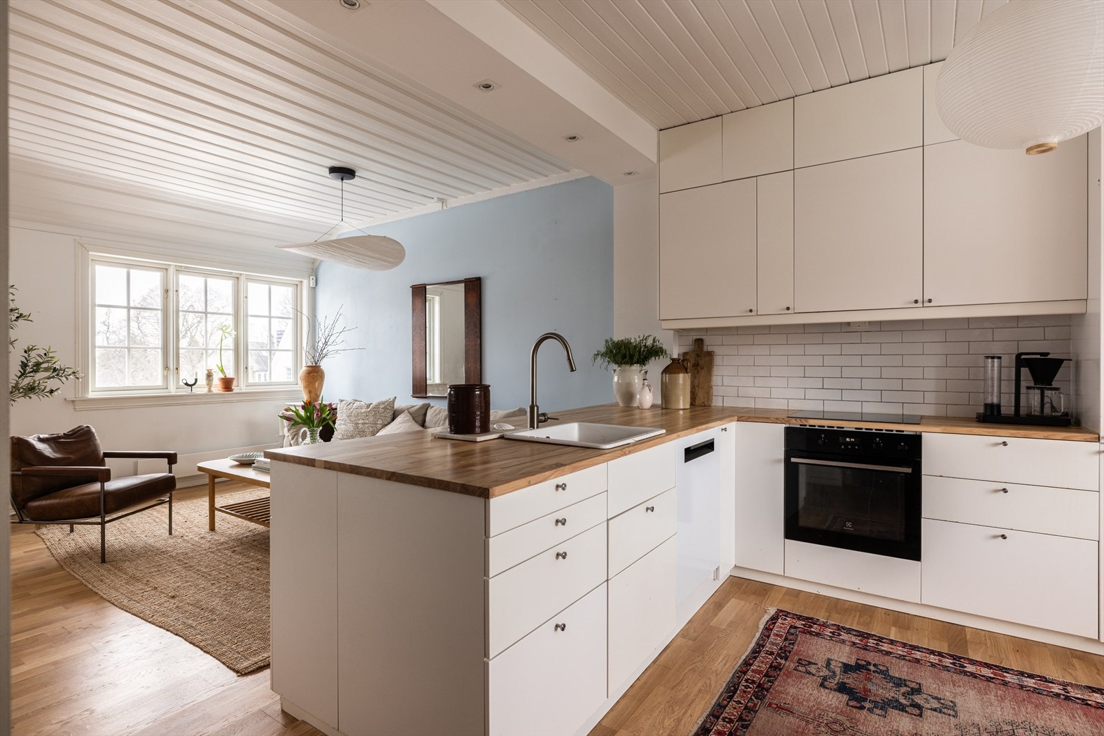 Kjøkkenet er utstyr med integrert komfyr, oppvaskmaskin, induksjon platetopp fra 2025 og kjøl/frys. Galleribilde