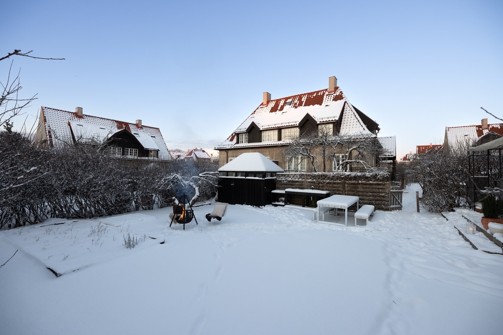 Fra boligen er det enkel adkomst til idyllisk hageparsell av god størrelse. Galleribilde