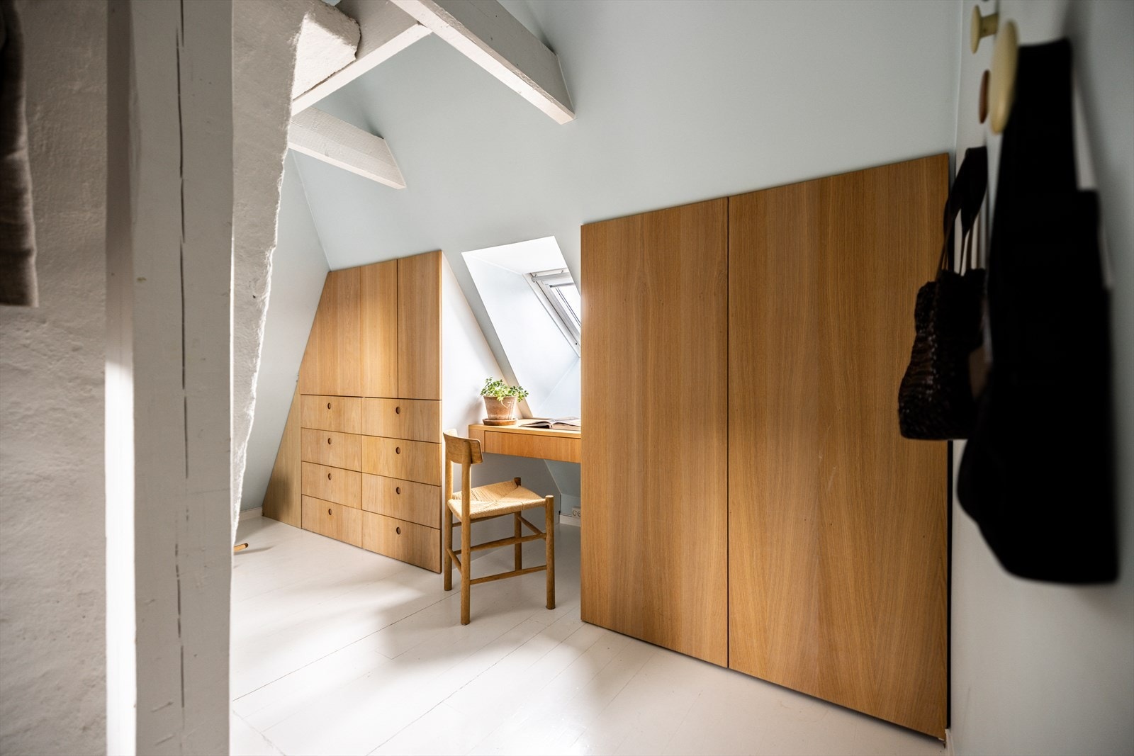 Leiligheten har flere fine, plassbygde skap som gir god plass til diverse oppbevaring. Galleribilde