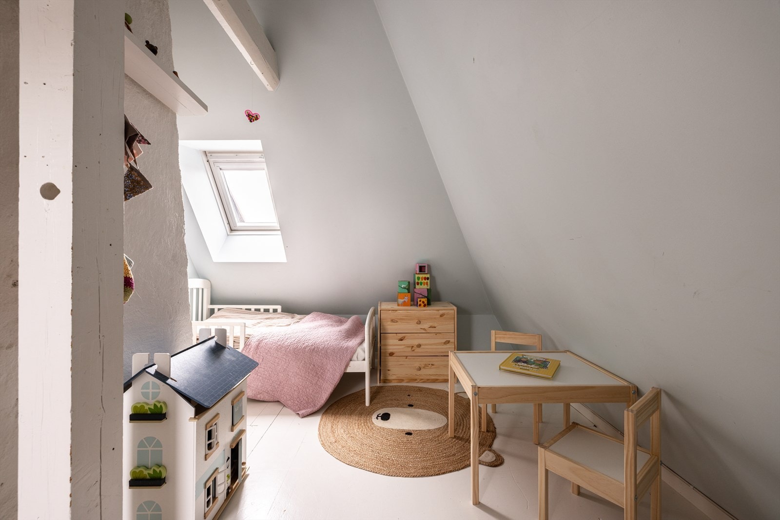 Loftstuen er i dag benyttet som soverom. Galleribilde