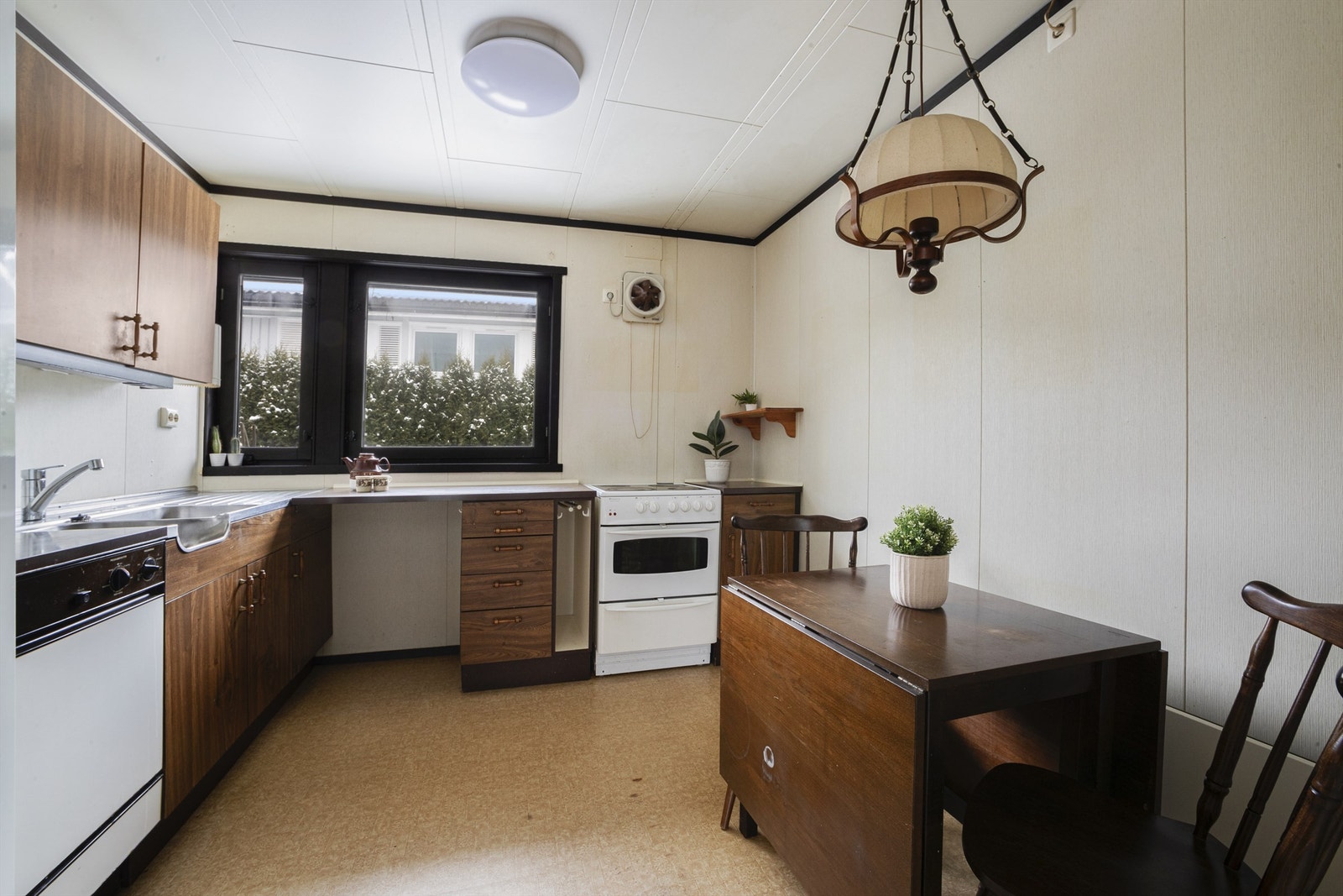 Benkeplate er av laminat/Respatex med vask og ettgreps blandebatteri Galleribilde