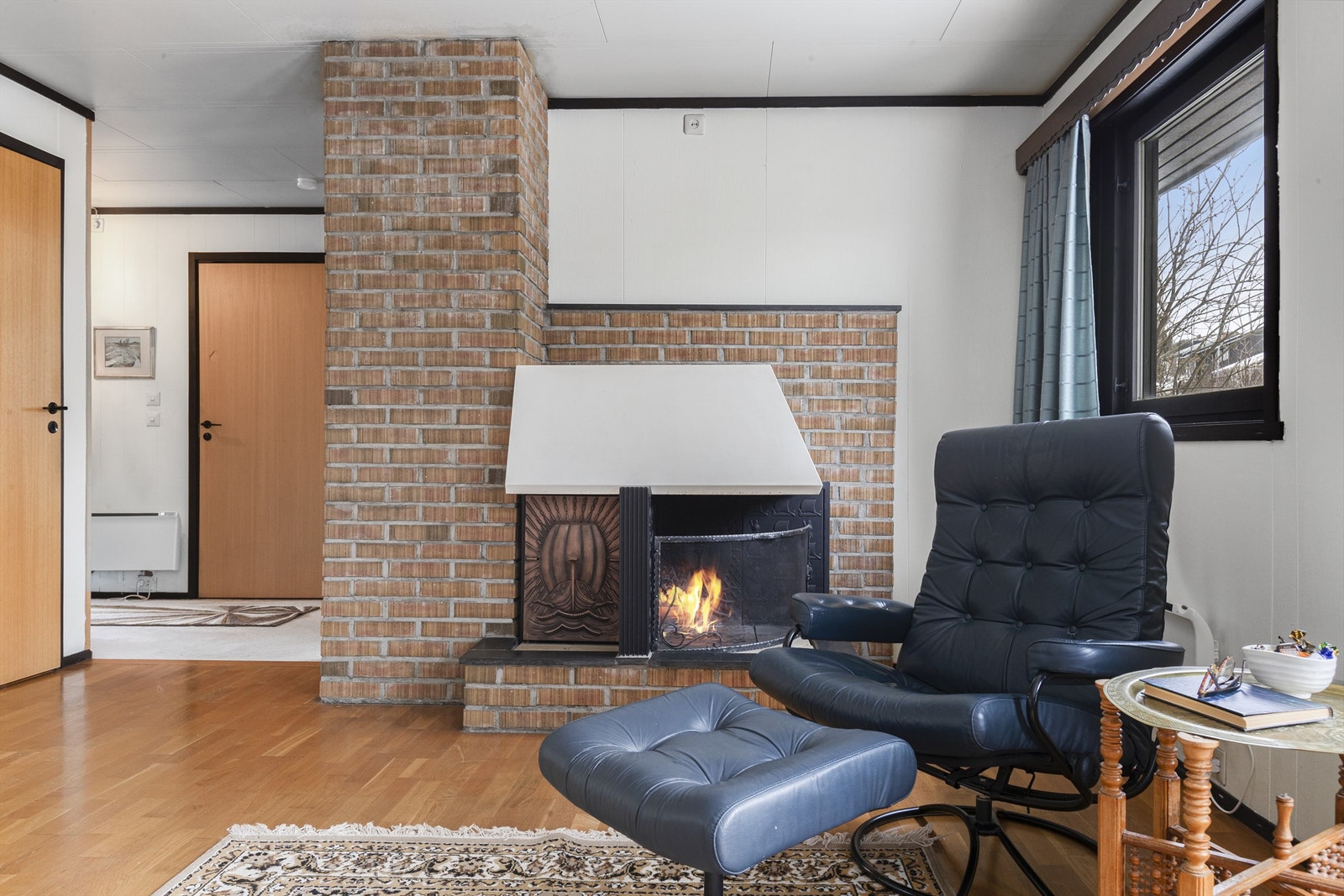 I stuen er det murt elementpipe tilknyttet åpen murt peis (Pipe trenger tilsyn før peisen tas i bruk) Galleribilde