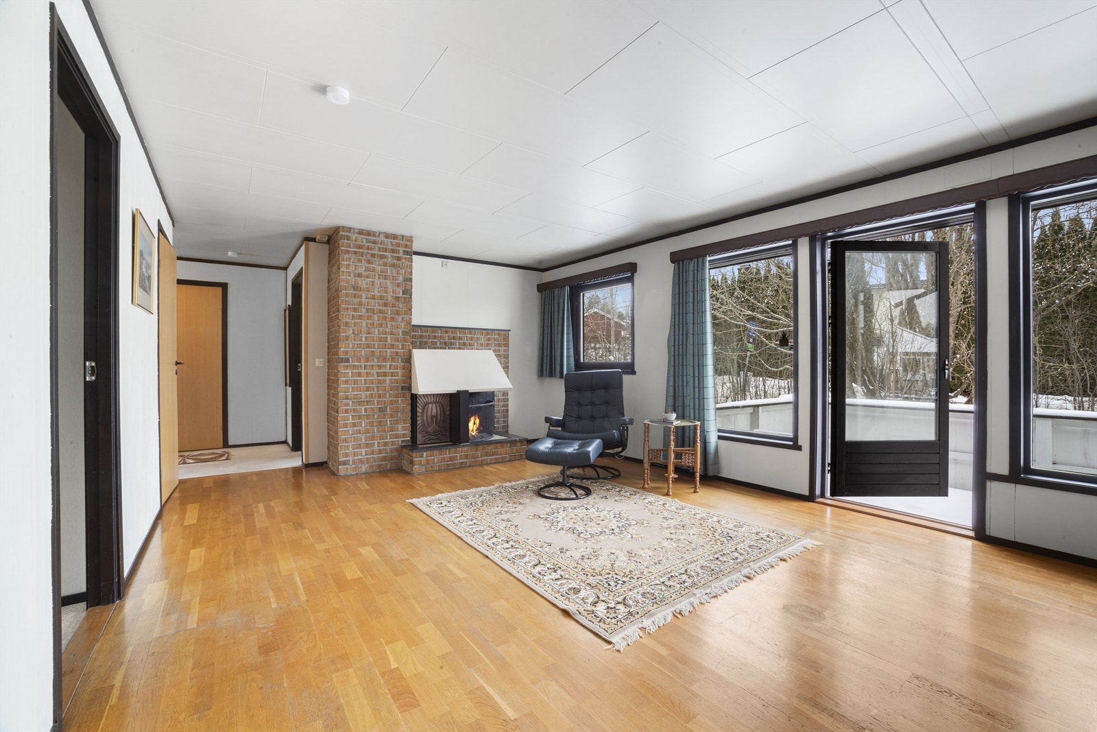 Stor og lys stue som kan deles inn i ulike soner Galleribilde