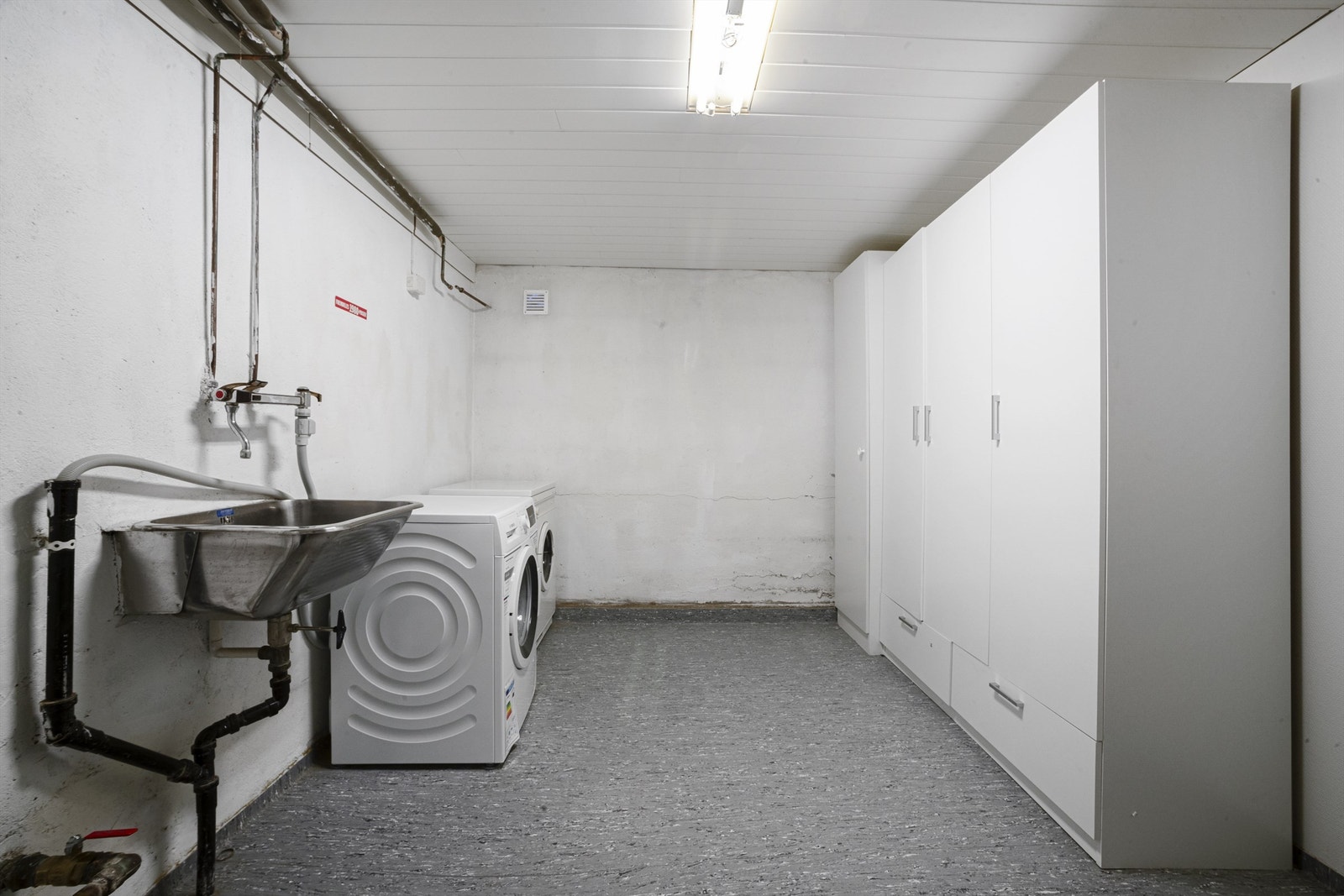 Vaskerommet har utslagskum og opplegg for vaskemaskin, samt tørketrommel Galleribilde