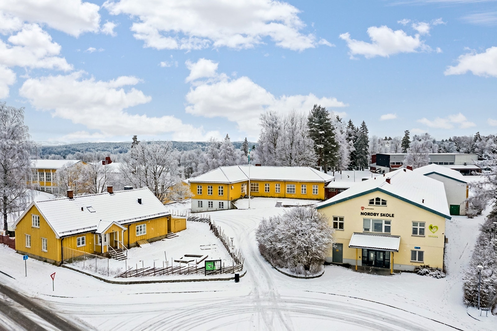 Med bil bruker du kun et par minutter til Nordby skole og Nordbytun ungdomsskole Galleribilde