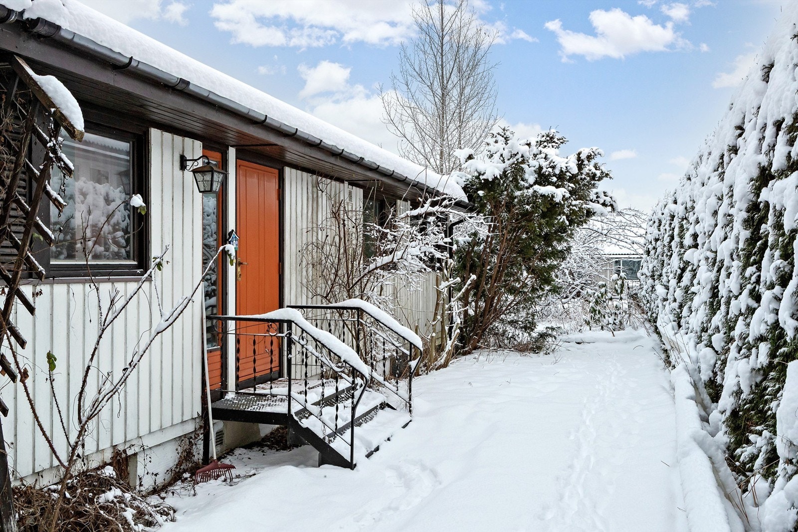 Hage som strekker seg rundt boligen, terrasse på ca. 11 kvm. og carport Galleribilde