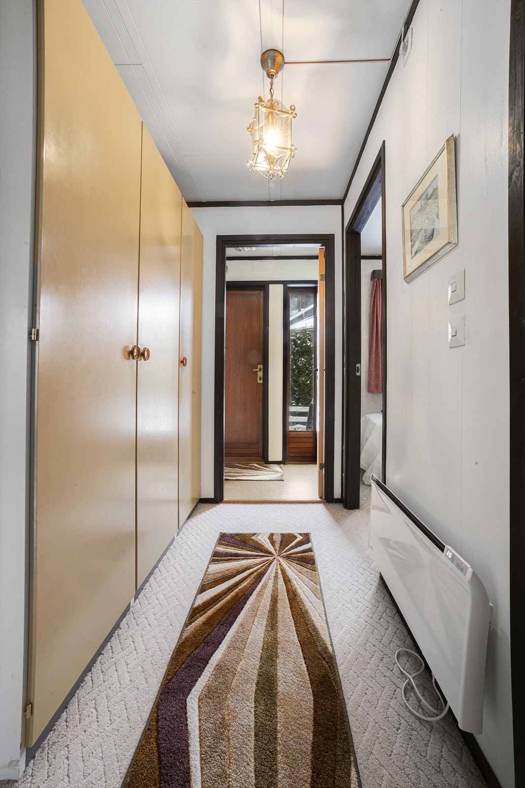 Entré med god plass til garderobeskap/klesoppheng Galleribilde