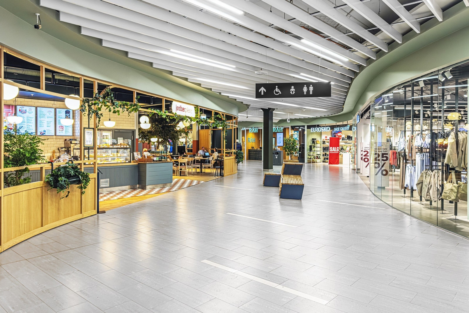 Alti Vinterbro kjøpesenter har ca. 80 butikker, flere spisesteder og treningssenter Galleribilde