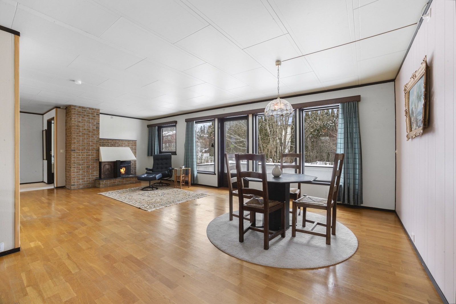 Store vinduer slipper inn rikelig med naturlig lys Galleribilde