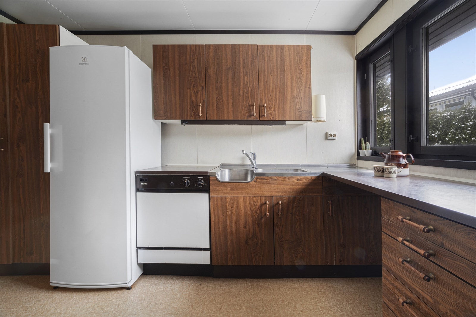 Kjøkkenet har opplegg for oppvaskmaskin og det er avsatt plass til komfyr, samt kjøleskap Galleribilde