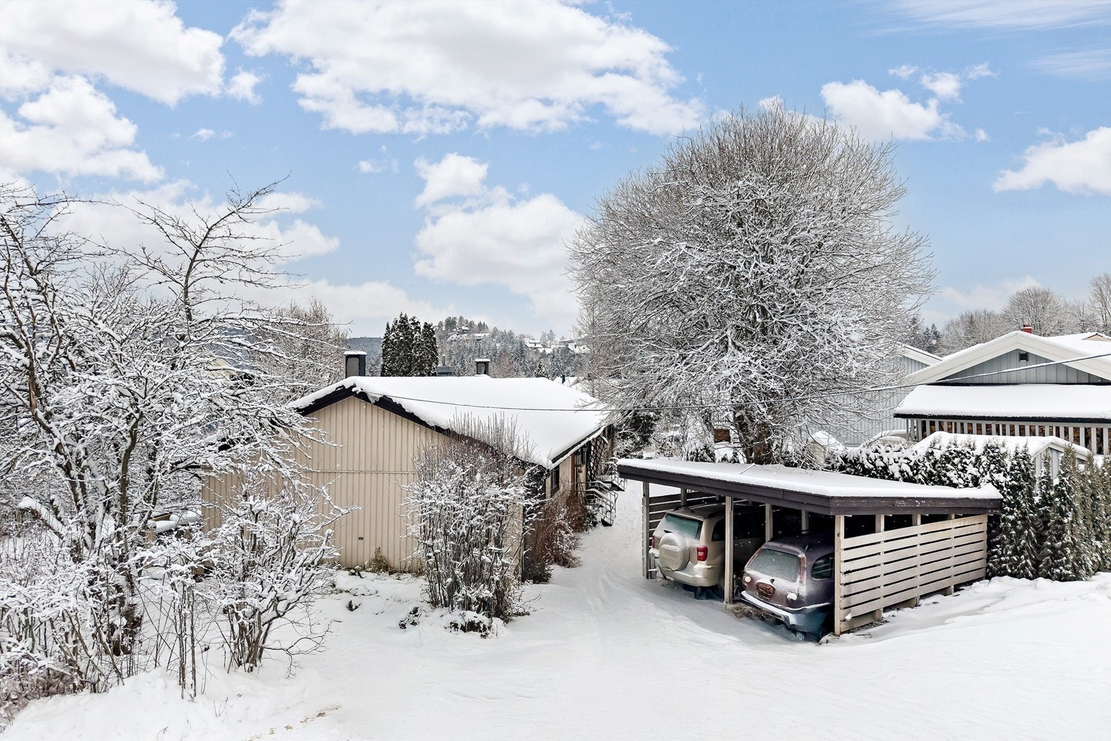 Parkering i carport samt biloppstillingsplass på gårdsplassen Galleribilde