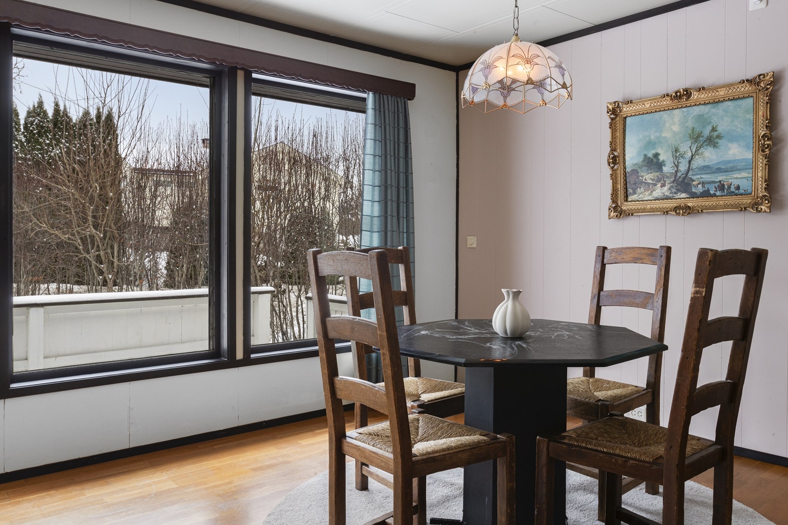 Spisebord og stoler kan plasseres i praktisk tilknytning til kjøkkenet Galleribilde