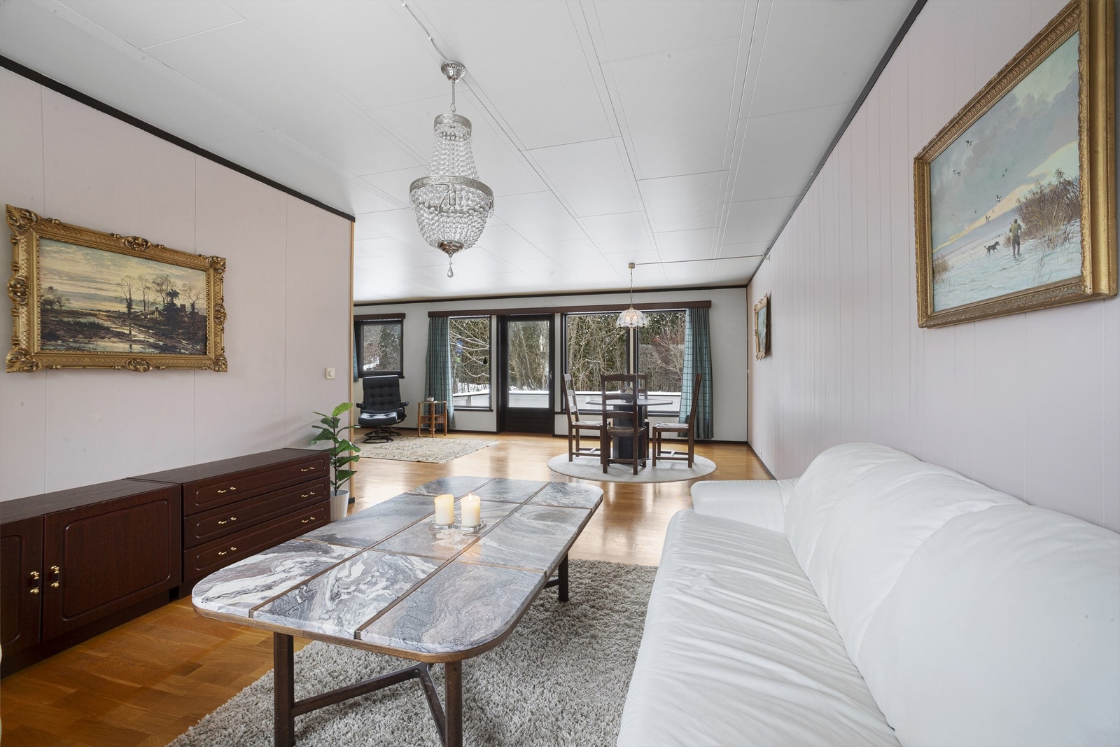 Videre er det plass til en hyggelig sofakrok/TV-stue og lesehjørne Galleribilde