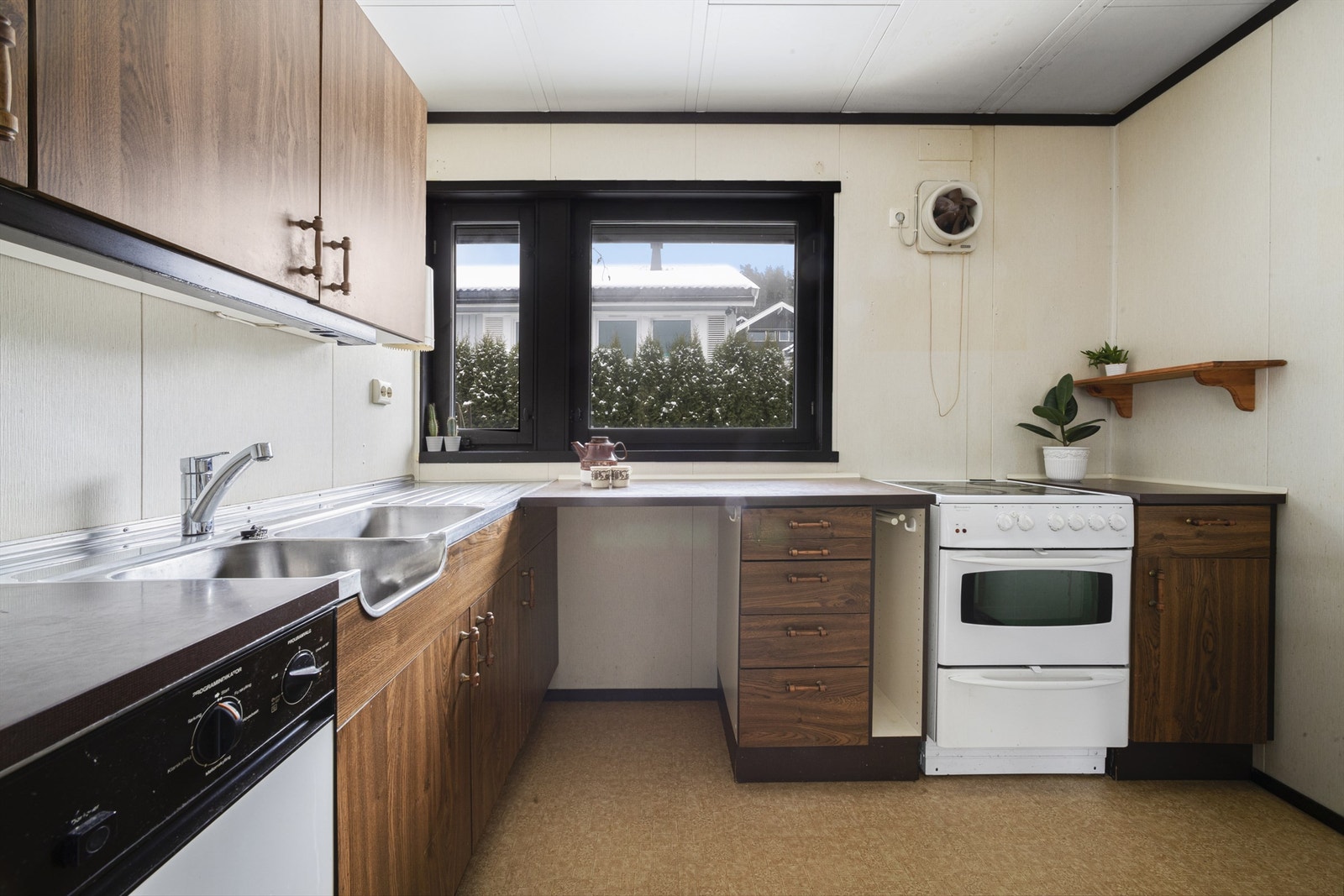 Kjøkken med innredning fra byggeår Galleribilde