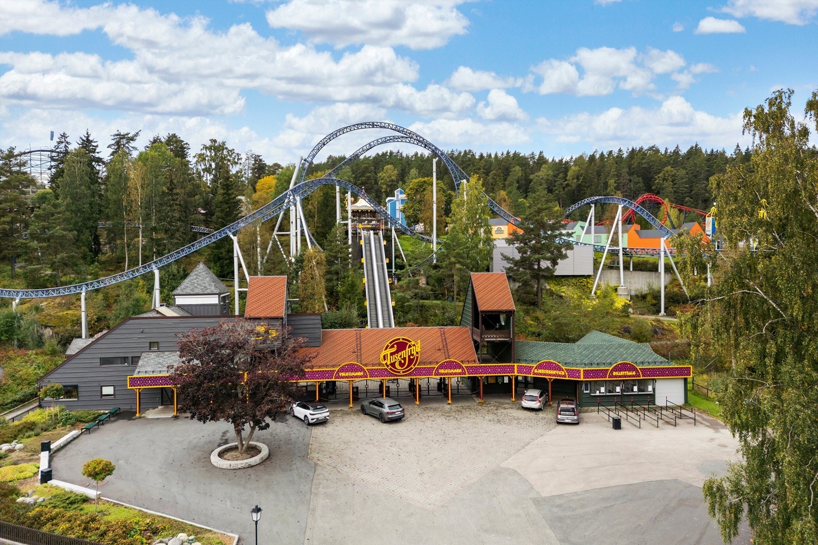 Tusenfryd ligger i kort avstand fra boligen. Her finnes også pendlerparkering og direkte buss til Oslo med hyppige avganger Galleribilde