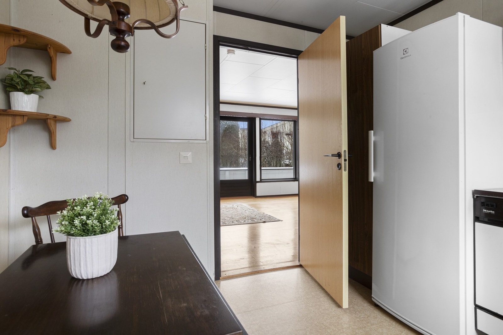 Kjøkkenet har plass til frokostbord og stoler Galleribilde