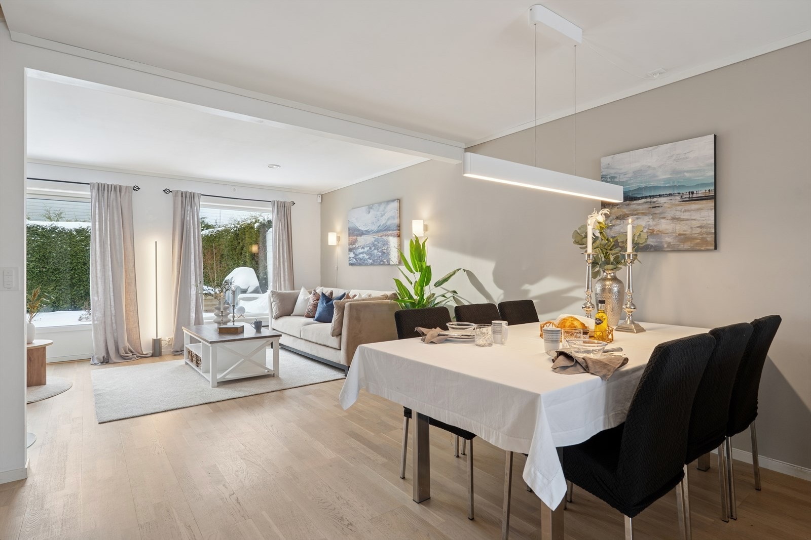 Godt gjennomlys gjennom hele rommet er med på å skape ekstra god boligtrivsel i alle sesonger av året Galleribilde