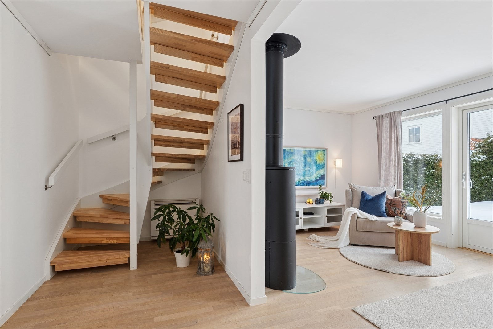 Boligen har en arealeffektiv planløsning over to plan pluss loftsetasje - en god tilstandsrapport følger i salgsoppgaven Galleribilde