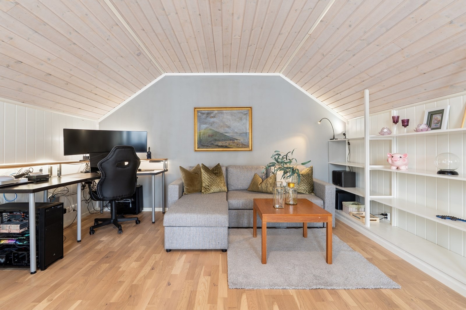 I loftsrommet er det god takhøyde og store nok vindusflater Galleribilde