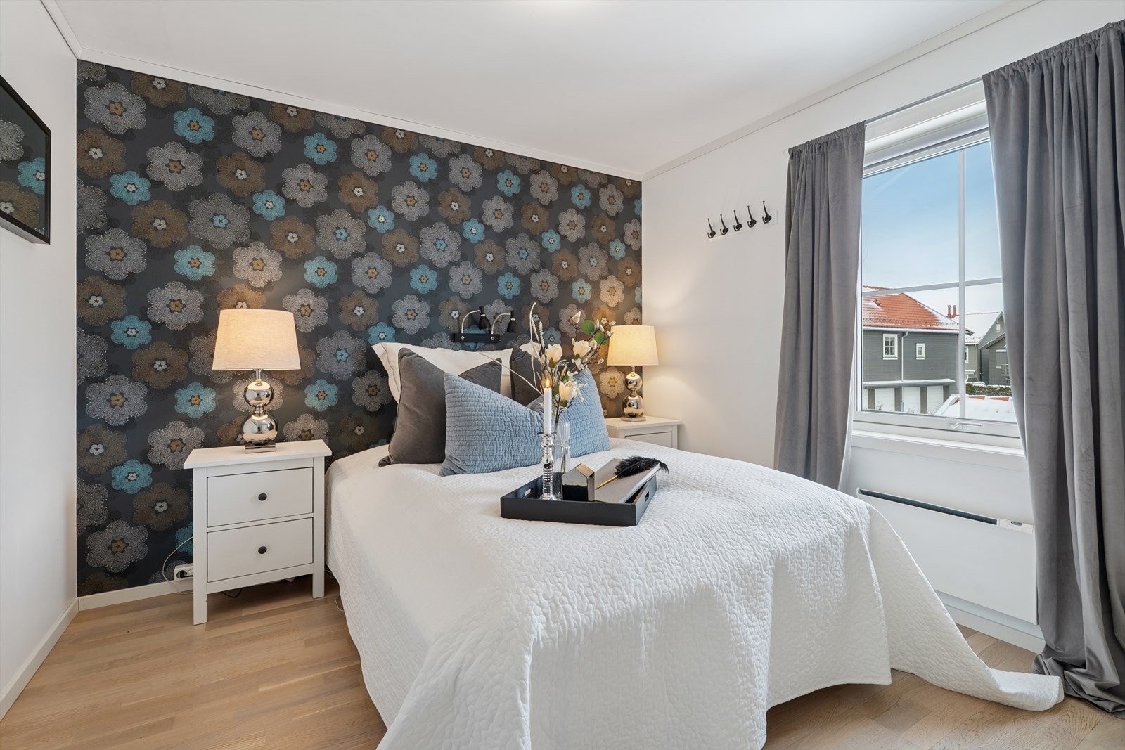 Stort og delikat hovedsoverom vendt mot nord - rikelig med plass for dobbeltseng og nattbord - fastmontert garderobeskap Galleribilde