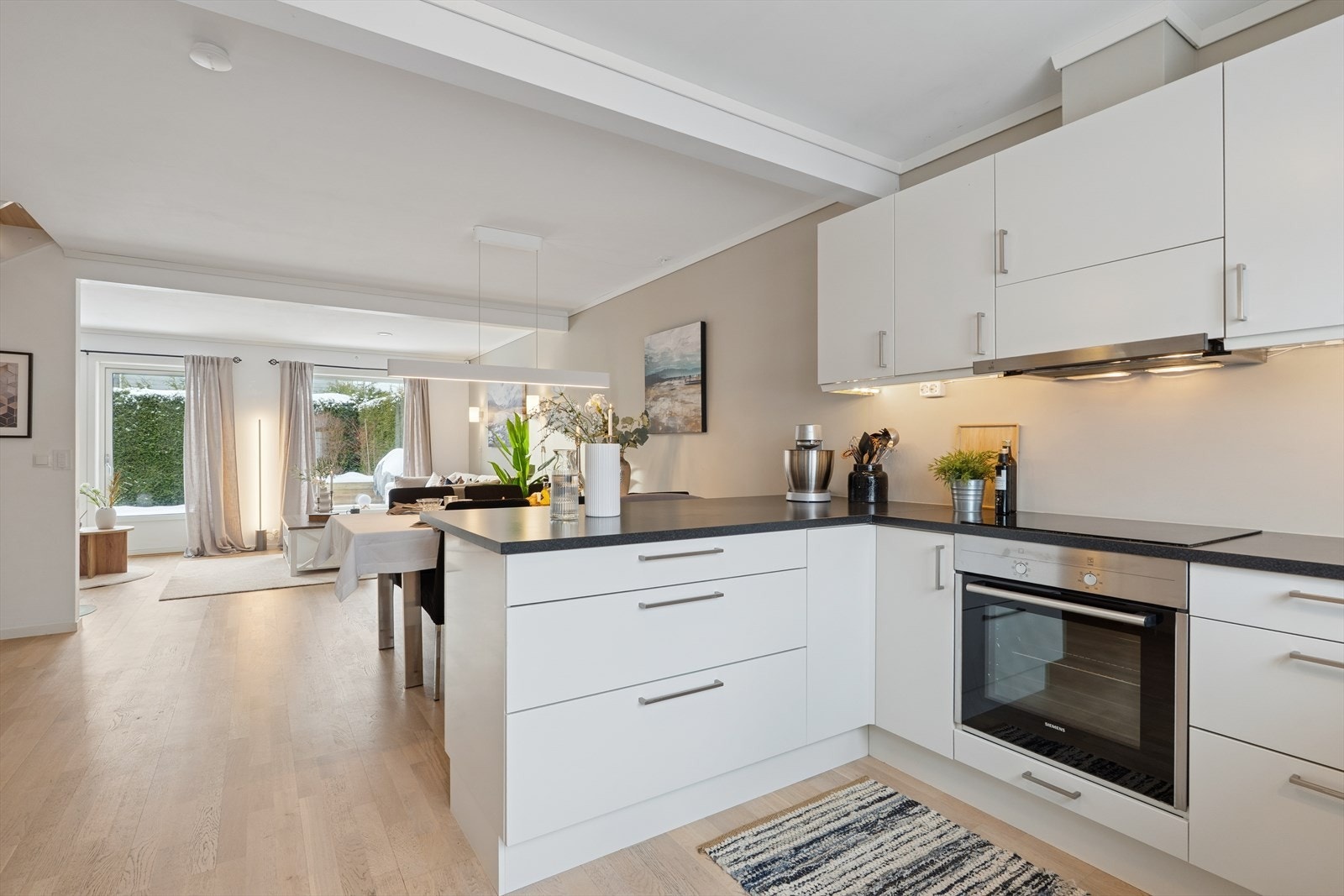 Delikat HTH kjøkken med slette fronter og laminat benkeplate - hvitevarer medfølger Galleribilde