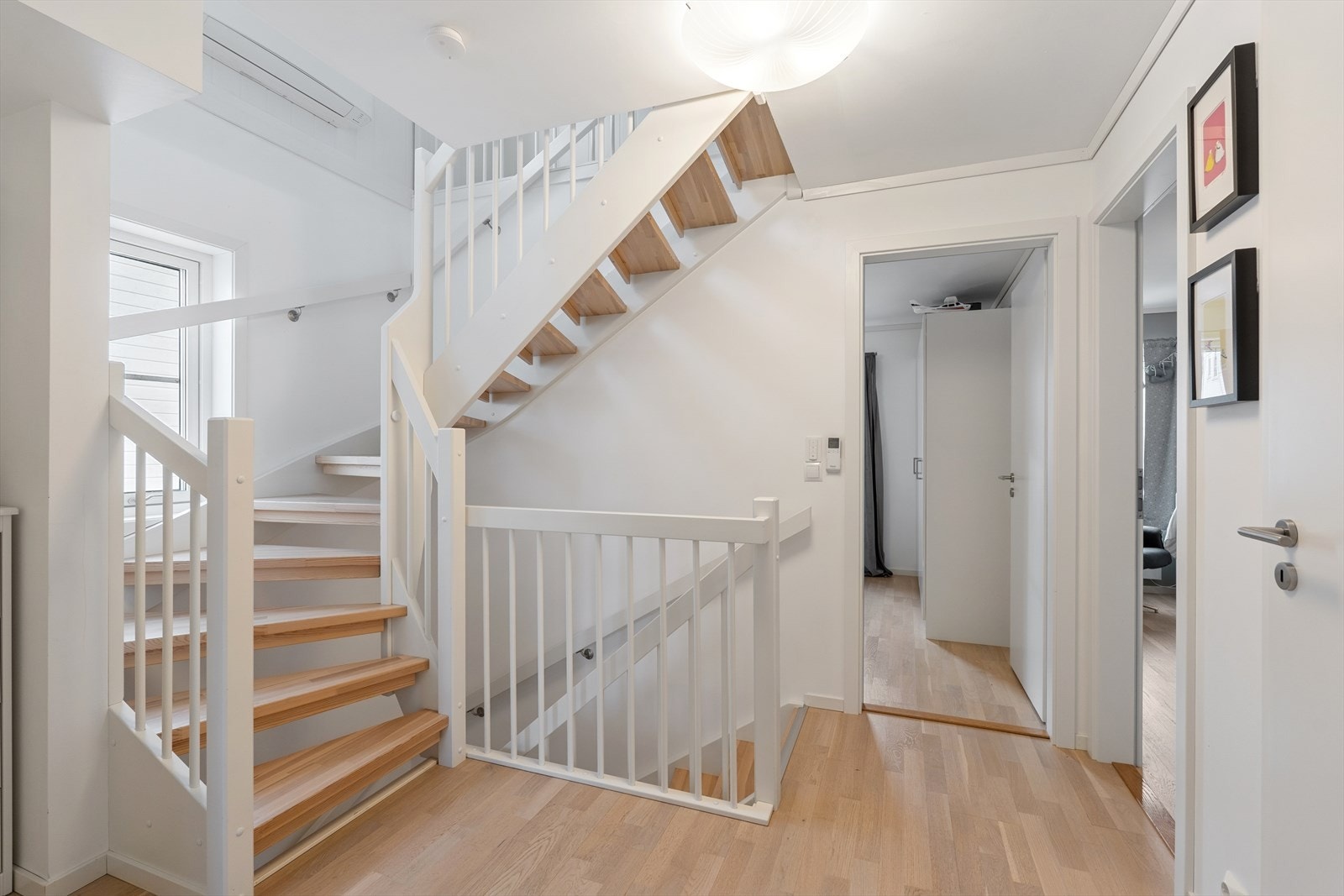 i 2. etasje finner dere fire soverom og romslig toalettrom. Pene parkettgulv i alle rom og velholdte overflater. Balansert ventilasjon Galleribilde