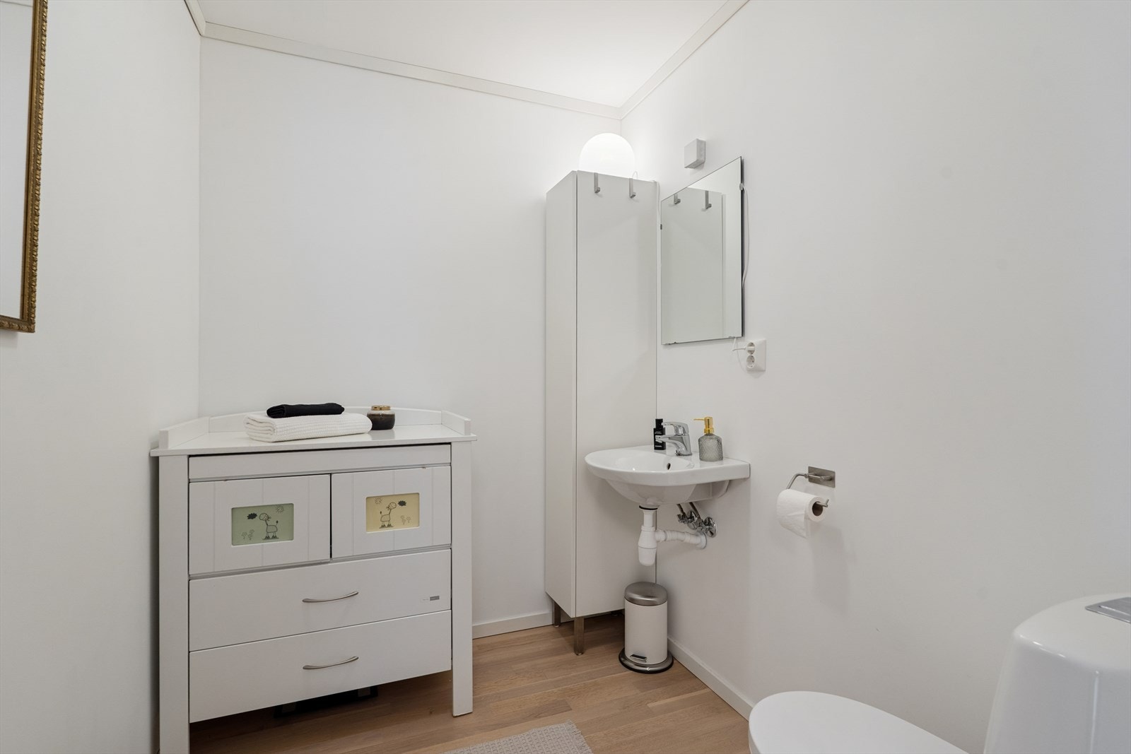 Toalettrom i andre etasje med servant, skap og wc. Galleribilde