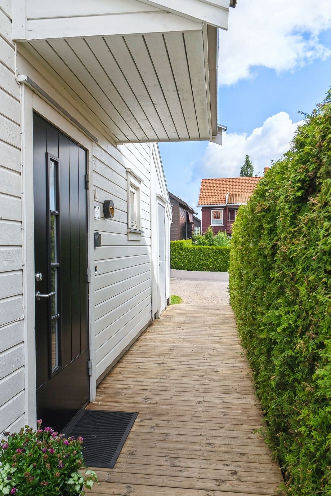 Fra gårdsplassen er det trappefri adkomst frem til overbygget inngangsparti Galleribilde