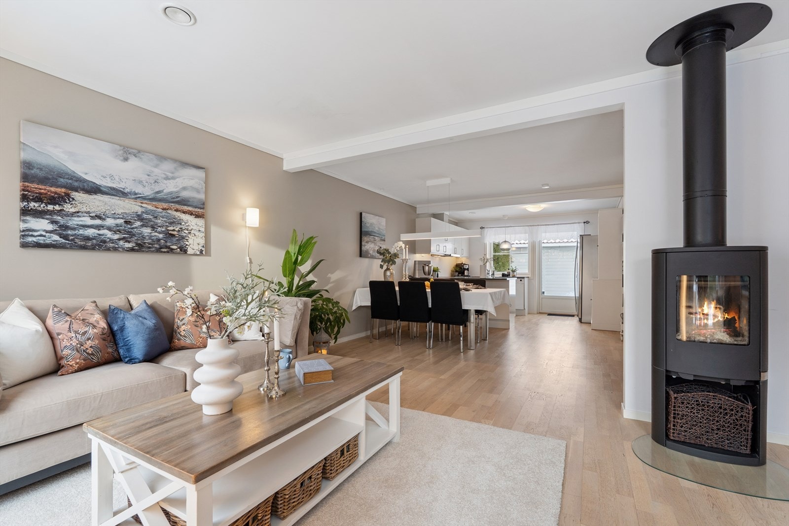 Peisovn gir en trivelig atmosfære på kjølige dager og det er varmepumpe fra 2021 - lavt strømforbruk i boligen! Galleribilde