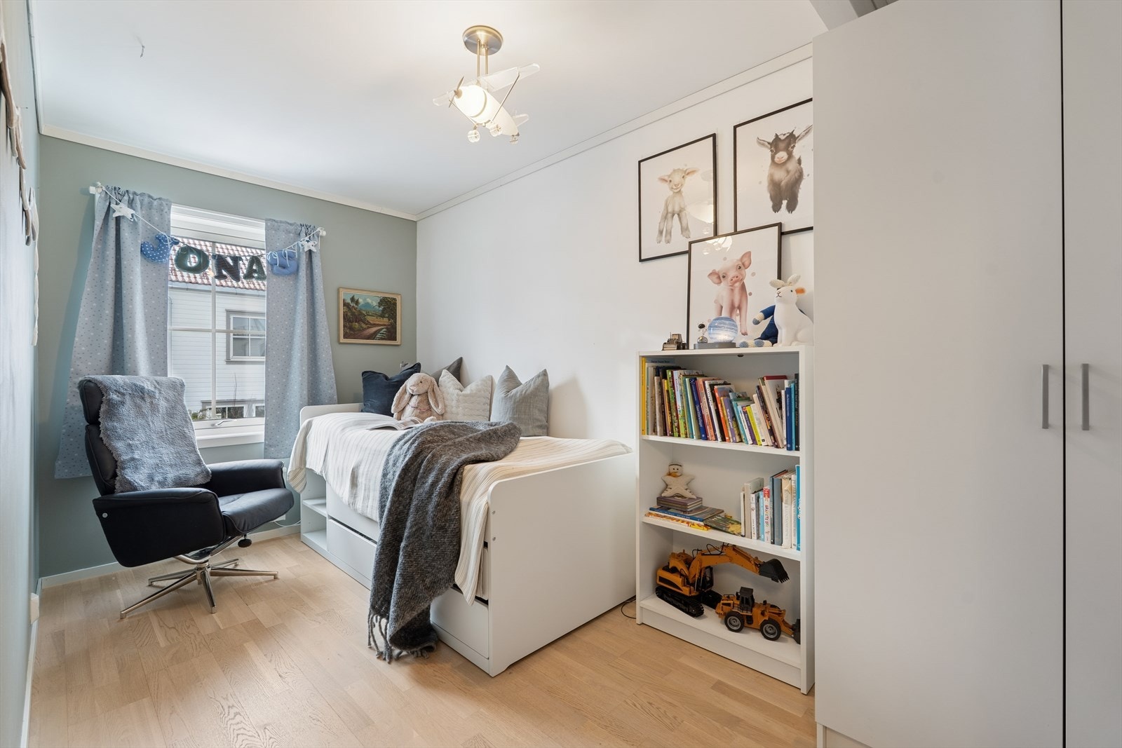 I soverom tre har Jonas trivdes kjempegodt i mange år - her er det plass til både seng, kontorpult og det er fastmontert garderobeskap Galleribilde