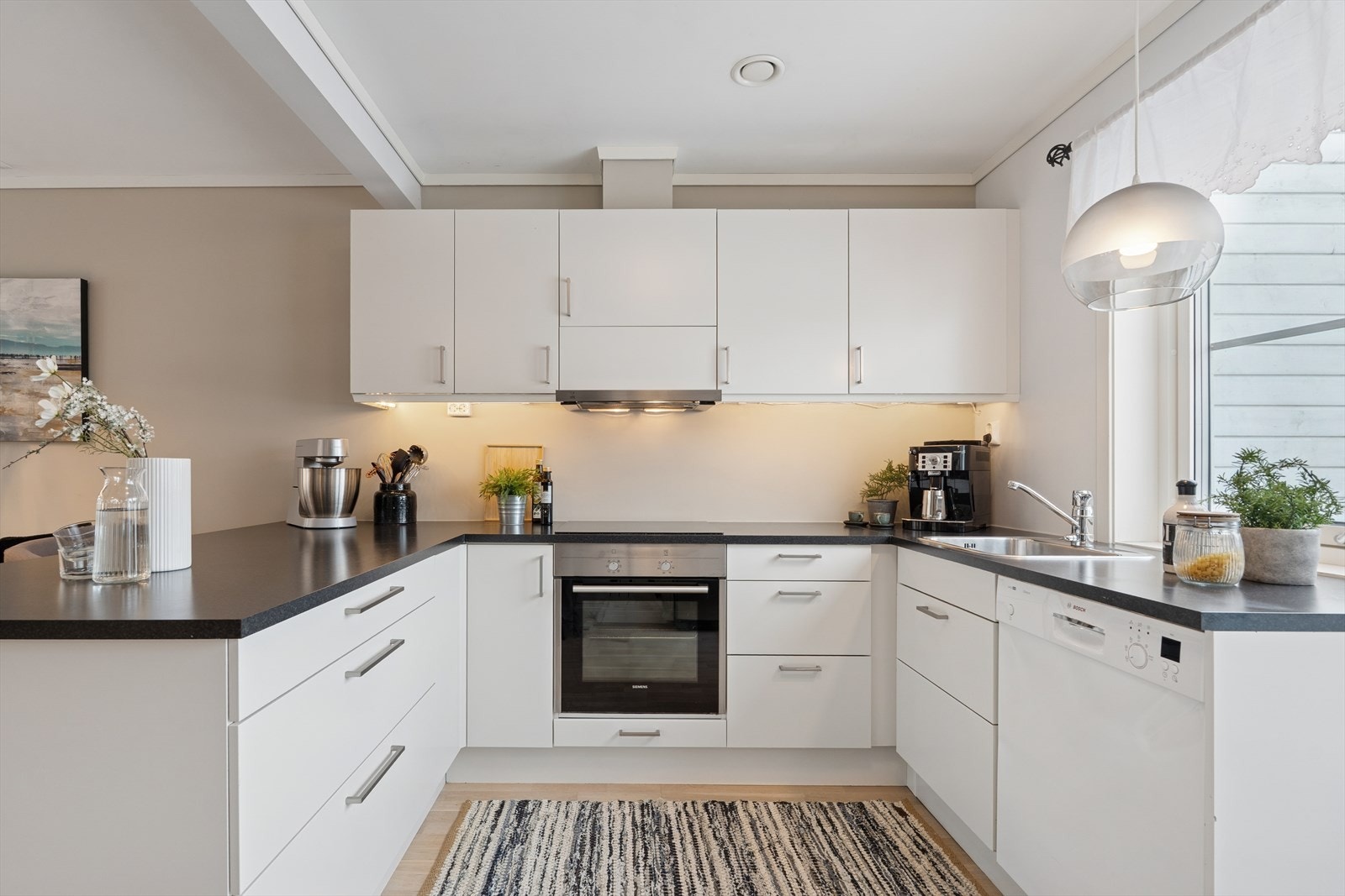 Det er integrert koketopp og stekeovn og plass til frittstående oppvaskmaskin. Galleribilde