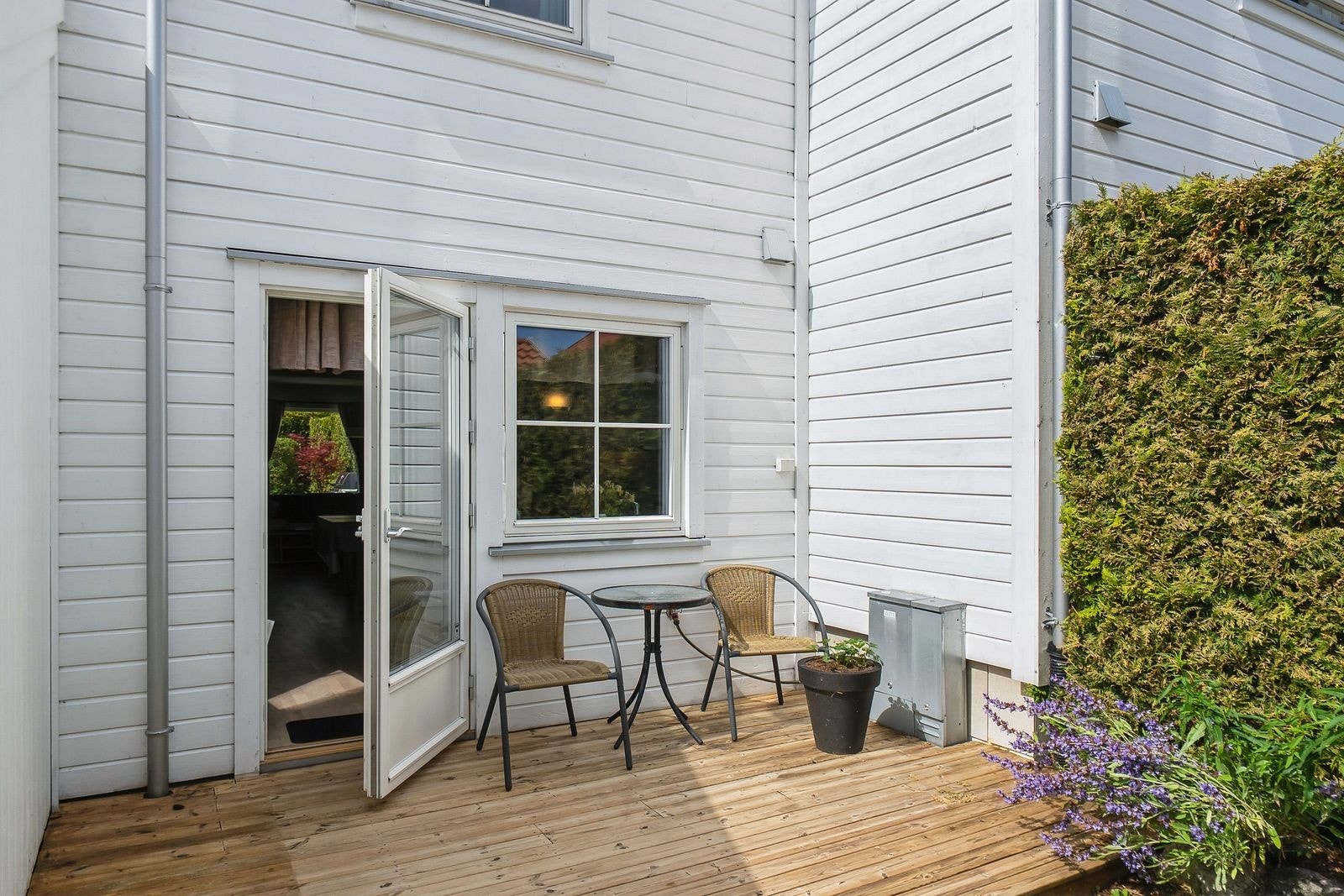 Det er solrike uteplasser på begge sider av boligen! Akkurat passe stort grøntareal - lettvint vedlikehold for en aktiv familie Galleribilde