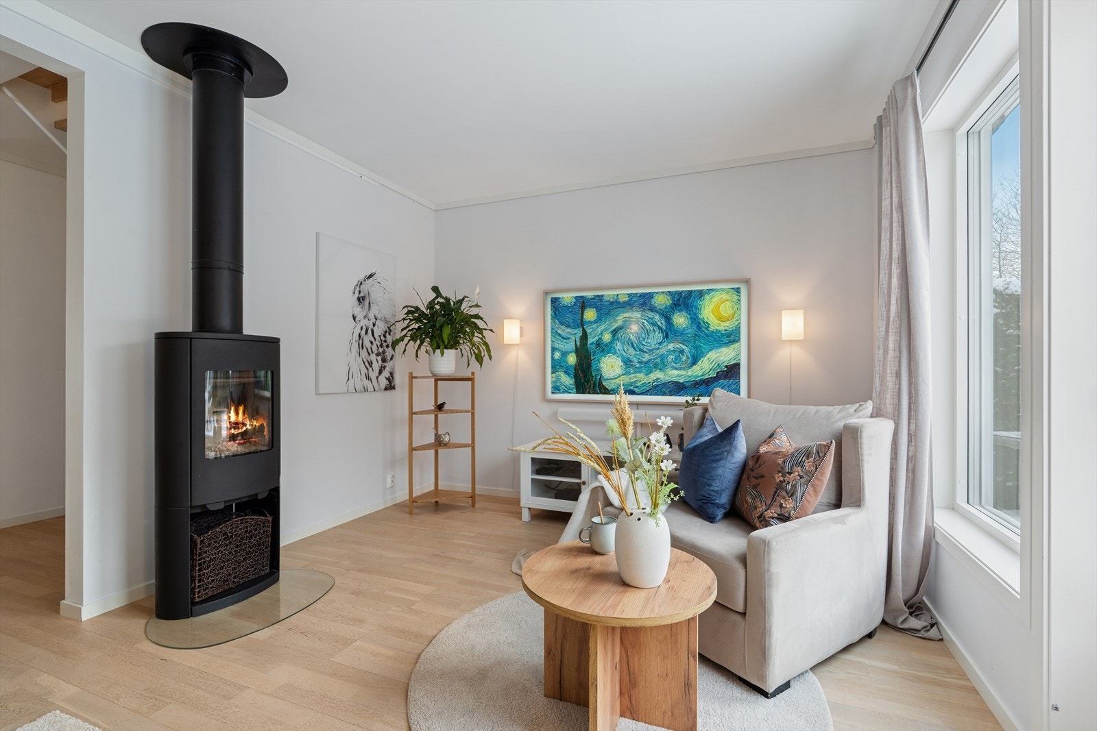 Stuen er malt i delikate og tidsriktige fargevalg som passer godt inn. Galleribilde