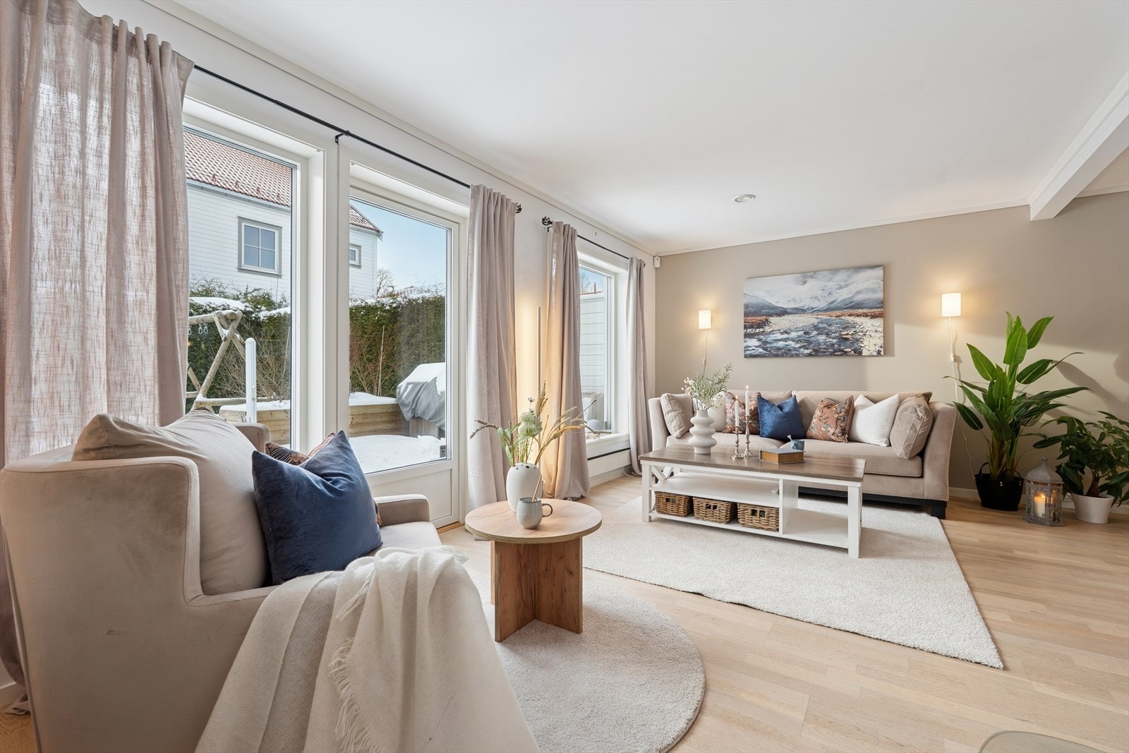 Stuen er meget innbydende med god plass til sofagruppe, TV-møbel, lesekrok og stort spisestuemøblement Galleribilde