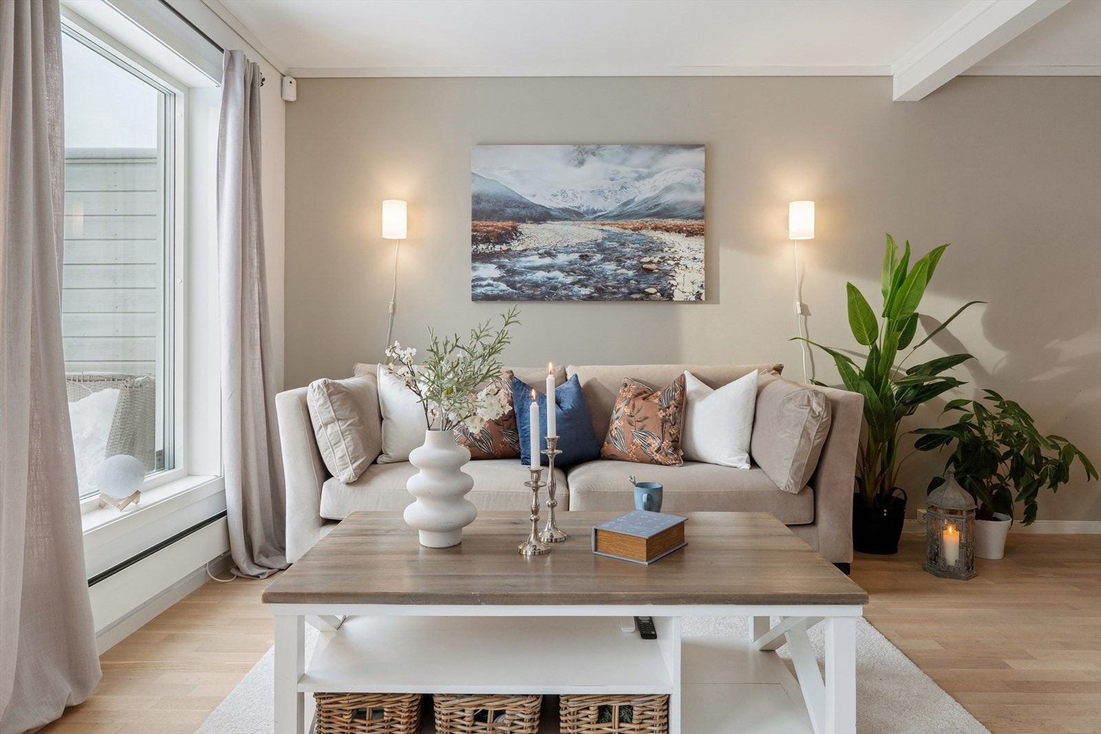 Store vinduer mot sydvest og mot usjenert terrasse og hage gjør at lyset flommer inn i rommet - her er det veldig hyggelig å samles i sofakroken Galleribilde