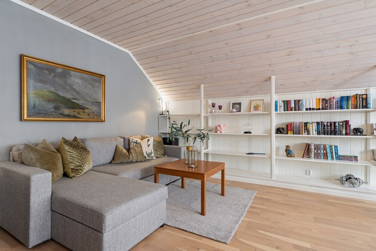 Stort, lyst og delikat flerbruksrom på loftet, egnet for spillerom, hjemmekontor, treningsrom m.m. Hva er deres behov? Galleribilde