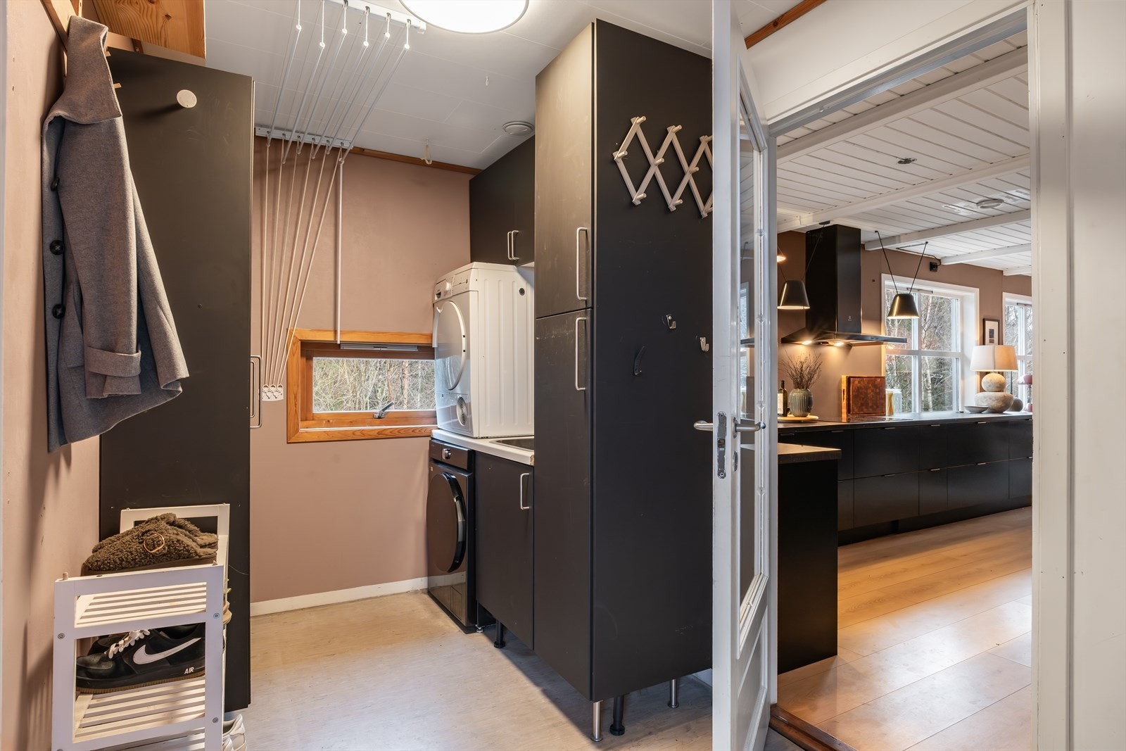 Vaskerom med praktisk bi-inngang og intern adkomst til kjøkken, som gir en effektiv og funksjonell flyt i boligen. Galleribilde