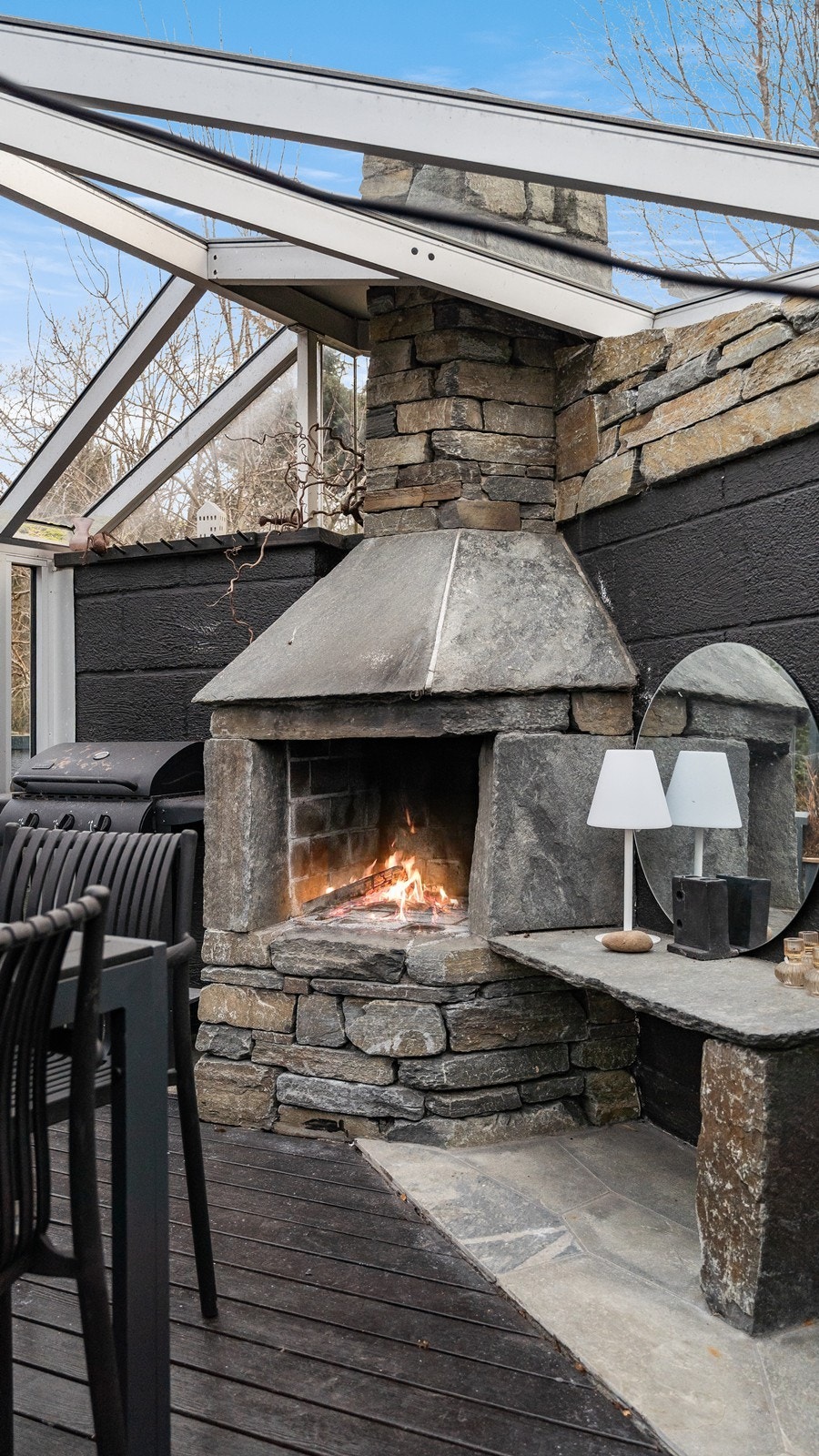 En stilfull utepeis som gir varme, stemning og hygge på kjølige kvelder. Galleribilde