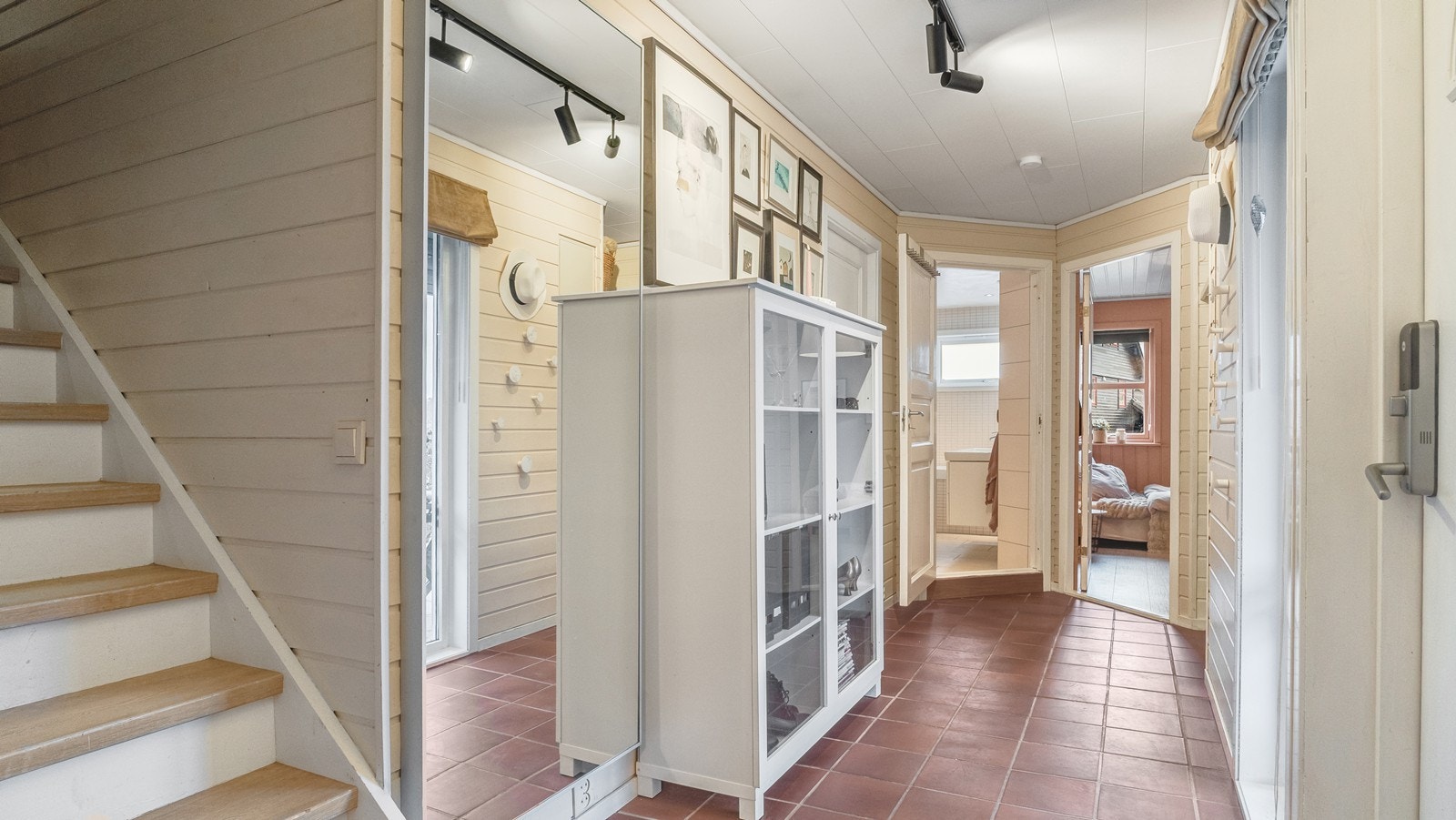 Herfra går trapp videre opp til loftsetasjen. Galleribilde