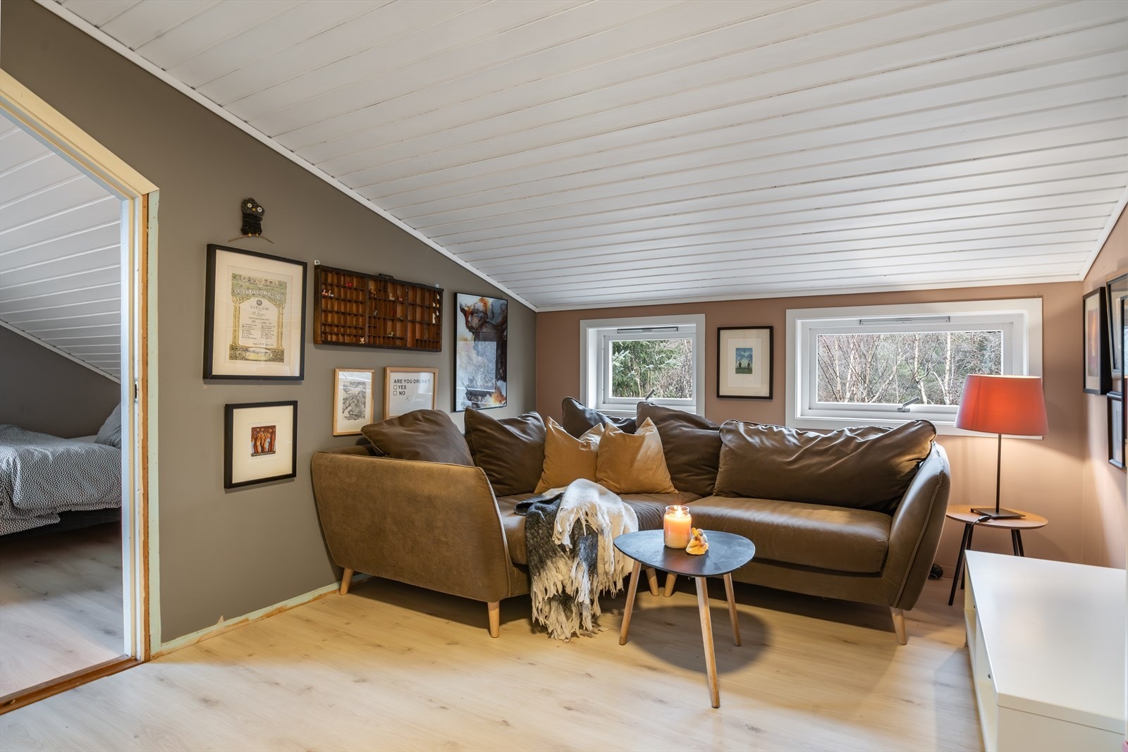 Loftstuen fungerer utmerket som en ekstra stue, lekerom eller ungdomsavdeling, og gir familien et praktisk tillegg til boligens oppholdsrom. Galleribilde