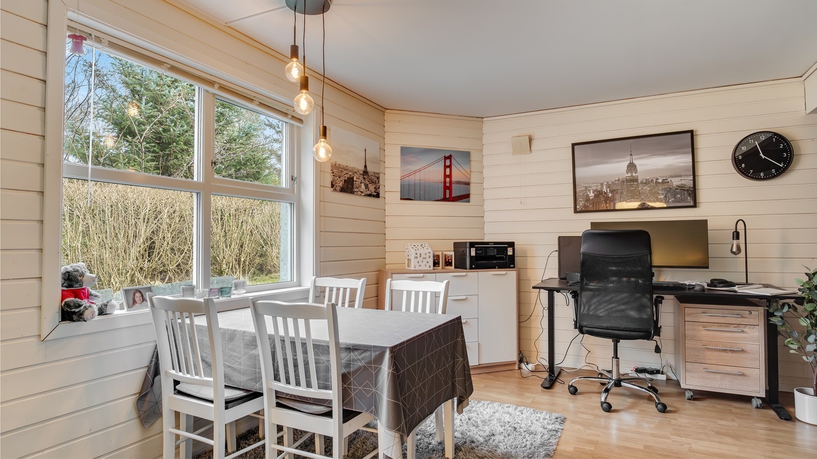 Lys og koselig stue med plass til ulik møblering. Et stort vindu byr på godt dagslys og skaper en hyggelig atmosfære i rommet (Selger leier p.t. ut kjelleretasjen, men kjelleretasjen er ikke byggemeldt som oppholdsrom og er ikke godkjent for utleie). Galleribilde