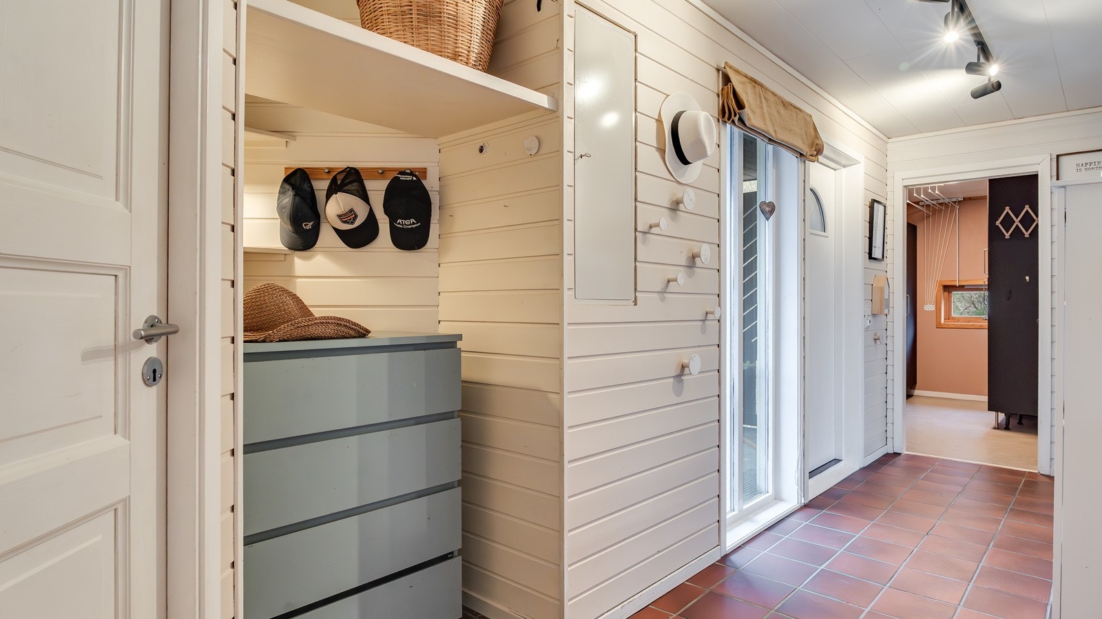 Lys og innbydende entré med slitesterke fliser på gulv og gode oppbevaringsmuligheter for yttertøy. Galleribilde