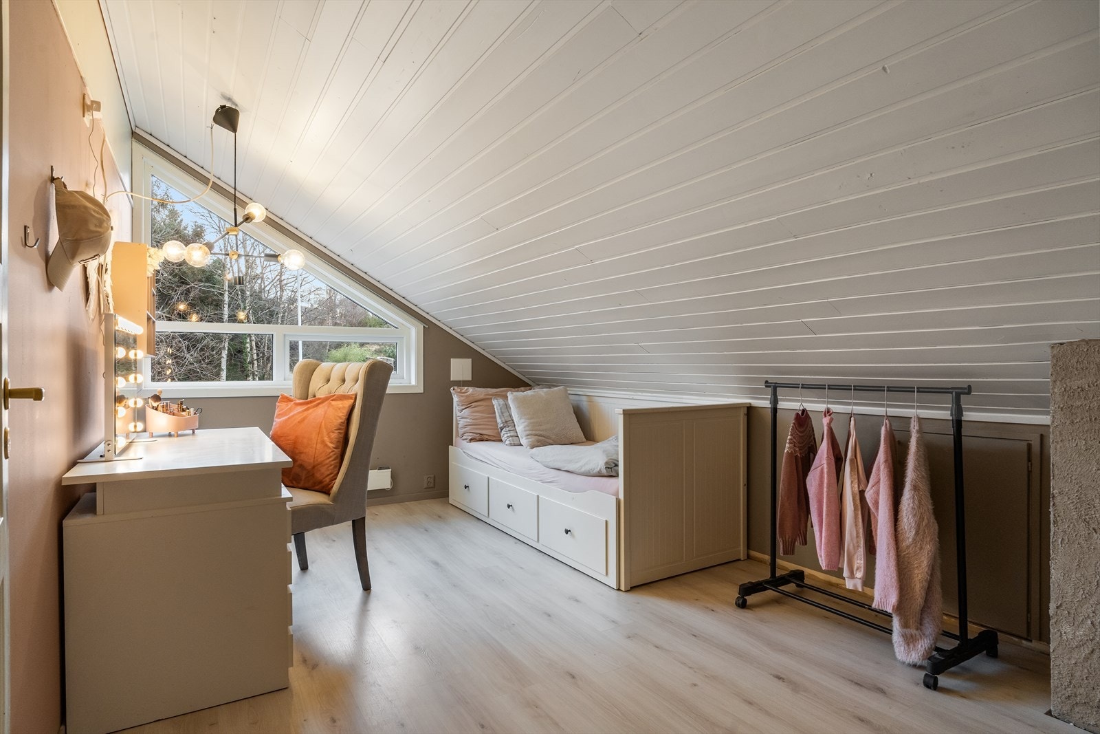 Soverom 2 innredet i duse farge og godt lysinnslipp fra det store vinduet. Galleribilde